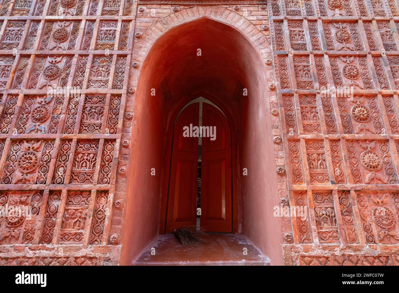 Vue sur le magnifique mur de façade en terre cuite et l'entrée de l'ancienne mosquée Atiya ou Atia, Tangail, Bangladesh Banque D'Images