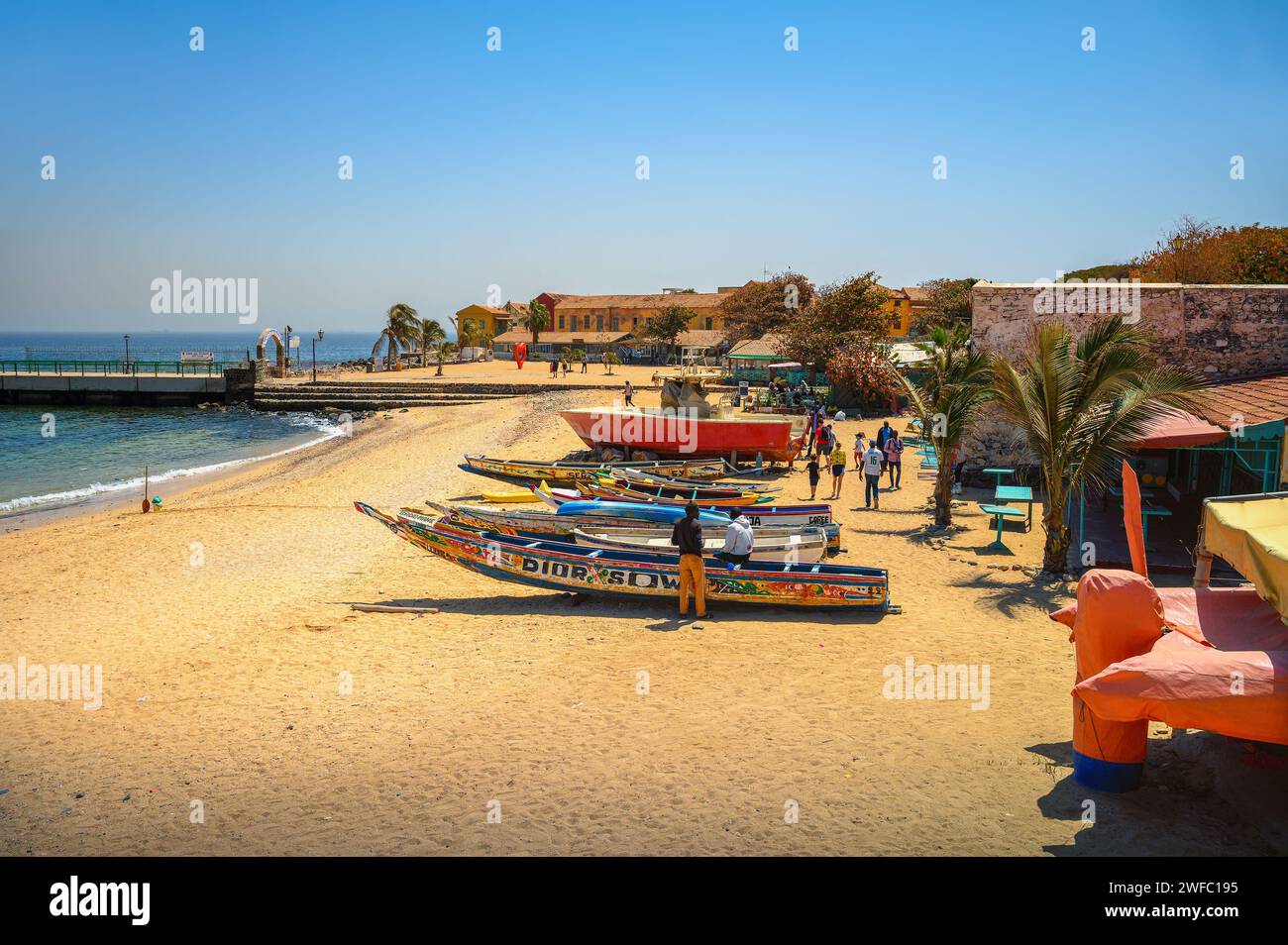 Bateaux de pêche sur la plage de sable à Gorée Island avec océan et jetée, Sénégal Banque D'Images