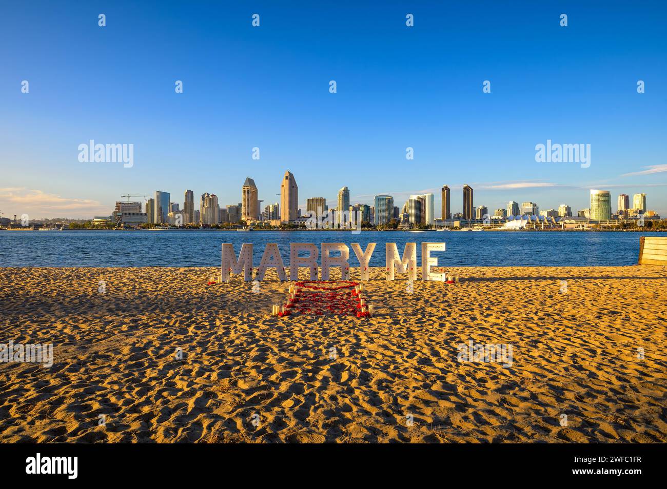 Configuration de la proposition de plage avec signe « Marry Me » et Skyline de San Diego, Californie Banque D'Images