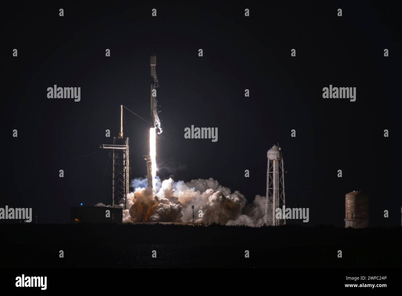 Cape Canaveral (États-Unis d ' Amérique). 28 janvier 2024. Une fusée SpaceX Falcon 9 transportant des satellites de communication Starlink 6-38 explose dans le ciel nocturne depuis le complexe de lancement 39a du Kennedy Space Center, le 28 janvier 2024 à Cape Canaveral, Floride. Crédit : Joshua Conti/US Space Force/Alamy Live News Banque D'Images