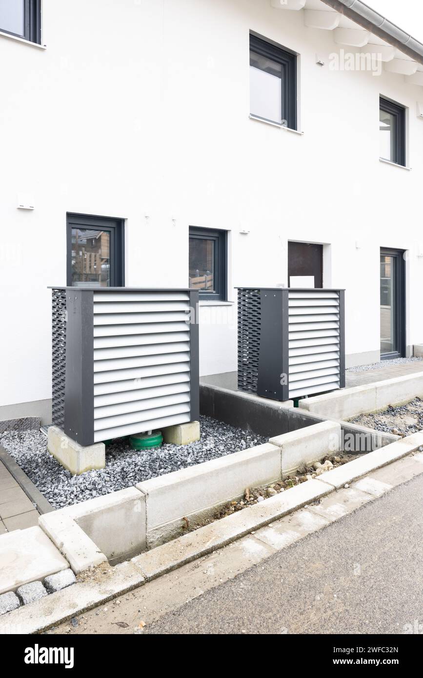 Pompes à chaleur de source d'air devant les maisons nouvellement construites. Banque D'Images