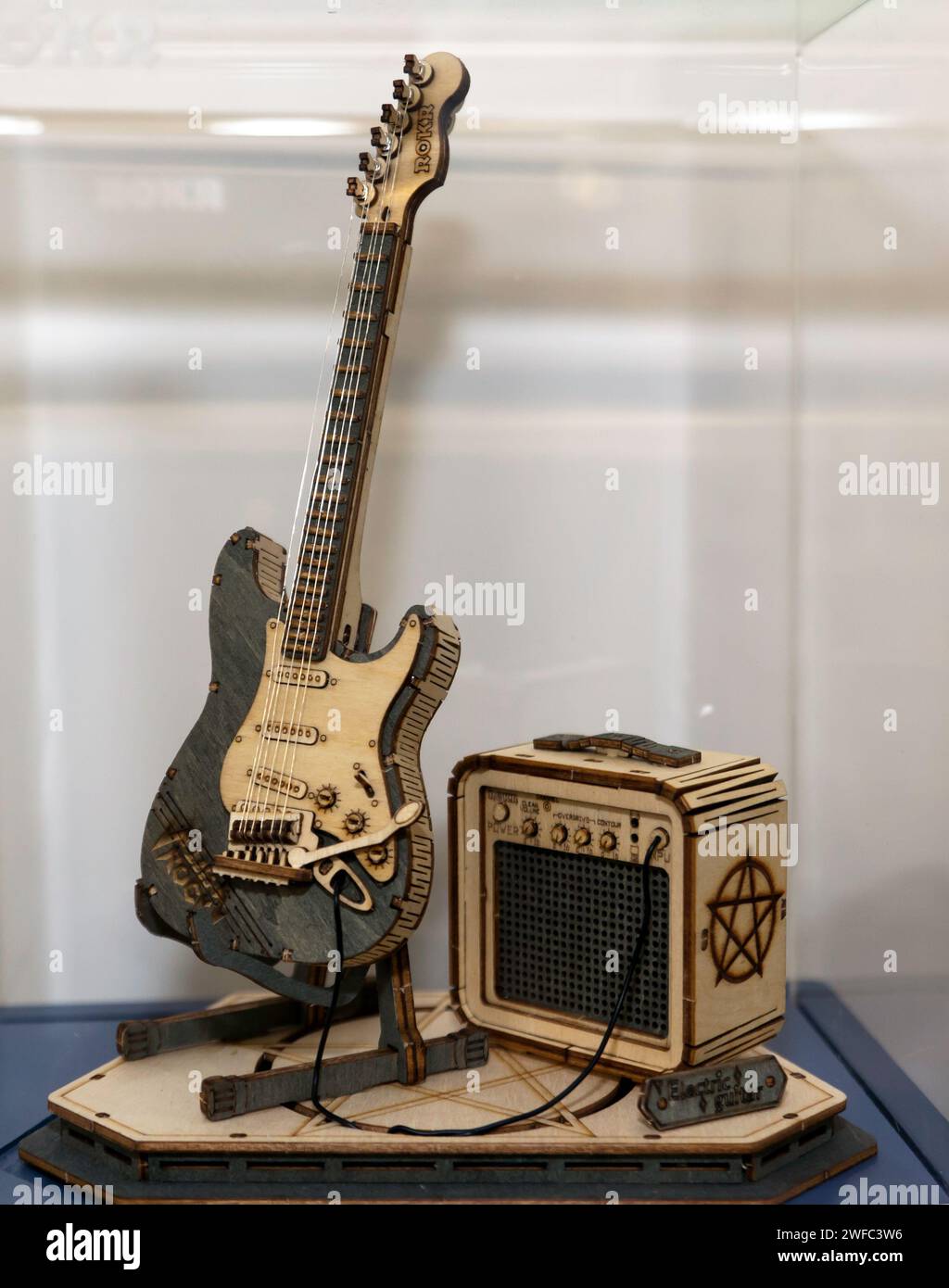 Robotime-ROKR Guitare électrique modèle 3D Puzzle en bois, sur le stand Robotime, de la Foire du jouet 2024, Olympia, Londres Banque D'Images