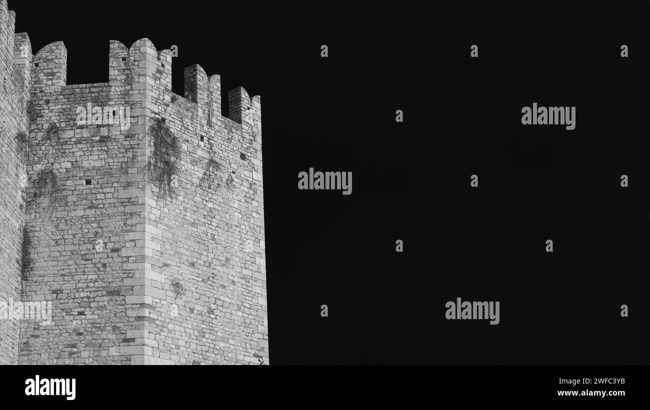 Architecture militaire médiévale. Ruines de la tour crénelée du château de l'empereur Prato (noir et blanc avec espace copie) Banque D'Images