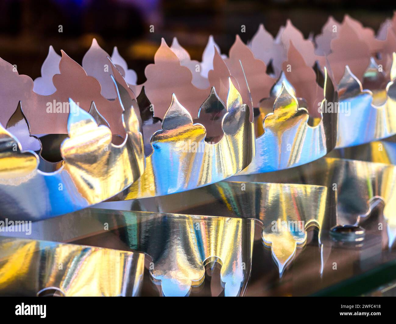 Couronnes en carton dans la vitrine du boulanger pour célébrer la « Galette des Rois » (gâteau du roi) pendant l'Epiphanie - centre de la France. Banque D'Images