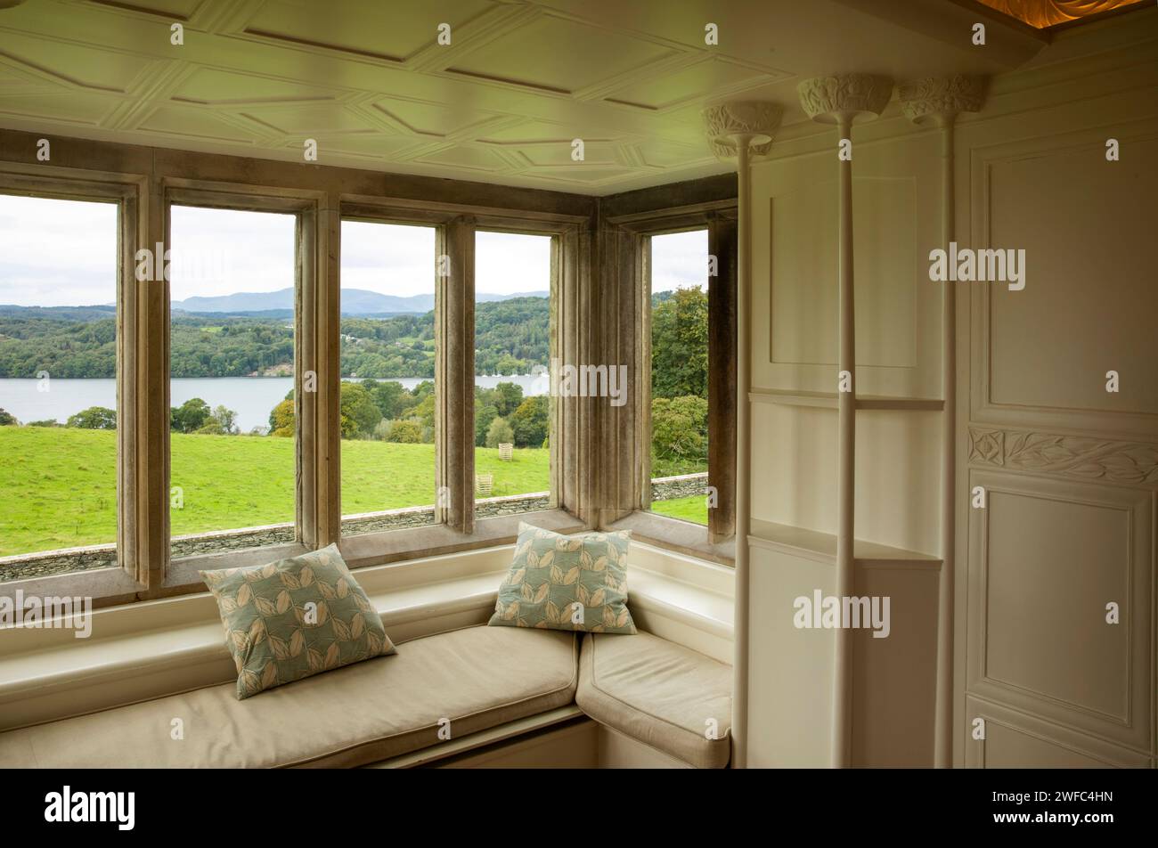 Royaume-Uni, Cumbria, Bowness on Windermere, Blackwell, Arts and Crafts House, White Drawing Room, siège avec baie vitrée surplombant le lac Windermere Banque D'Images