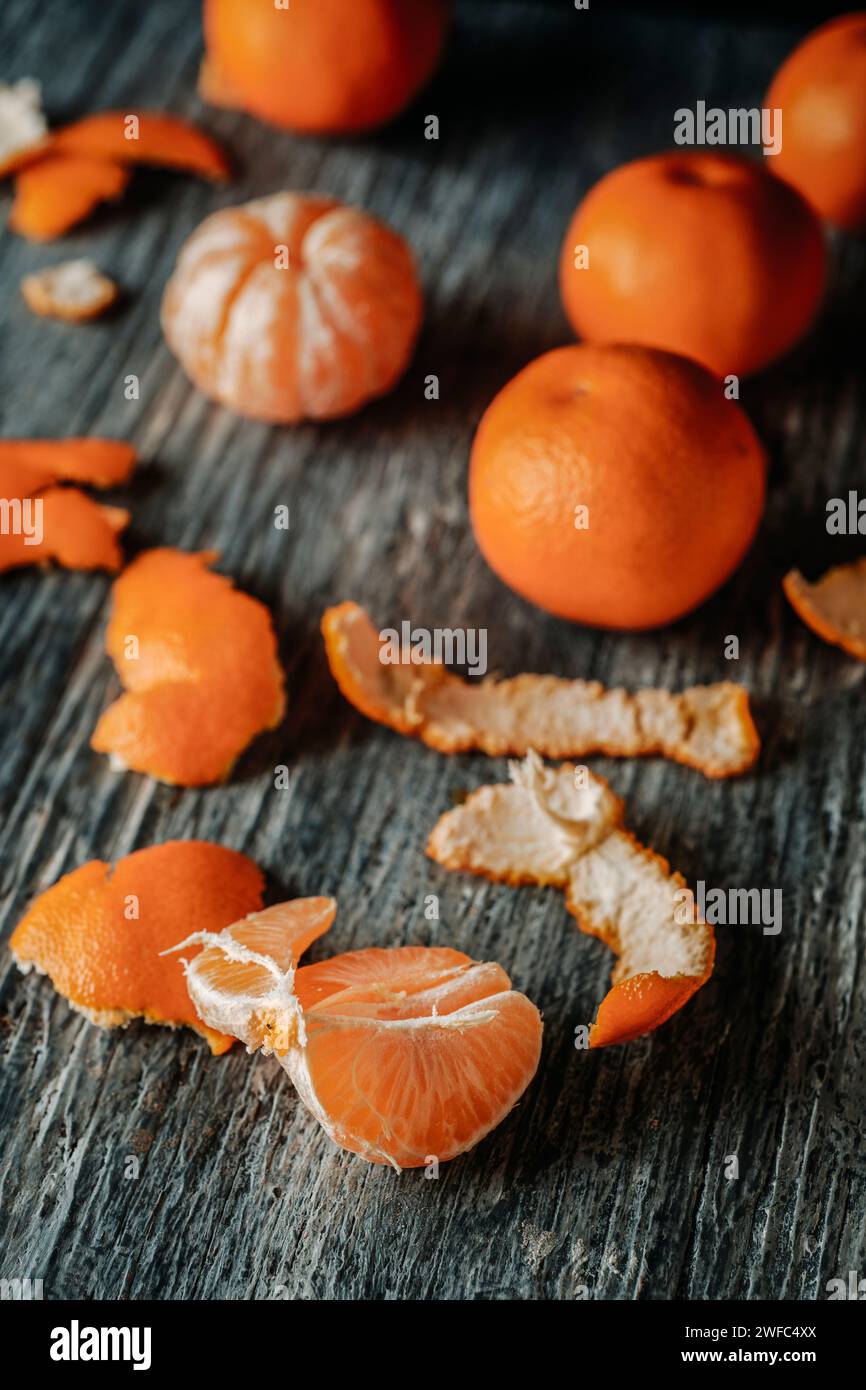 gros plan de quelques mandarines pelées sur une table en bois rustique grise Banque D'Images