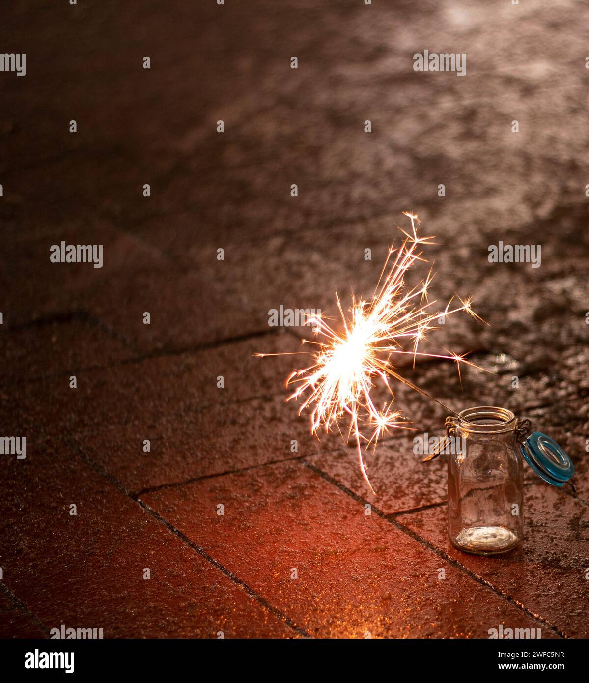 Flammes du feu Bengale dans les rues de la ville de nuit Banque D'Images