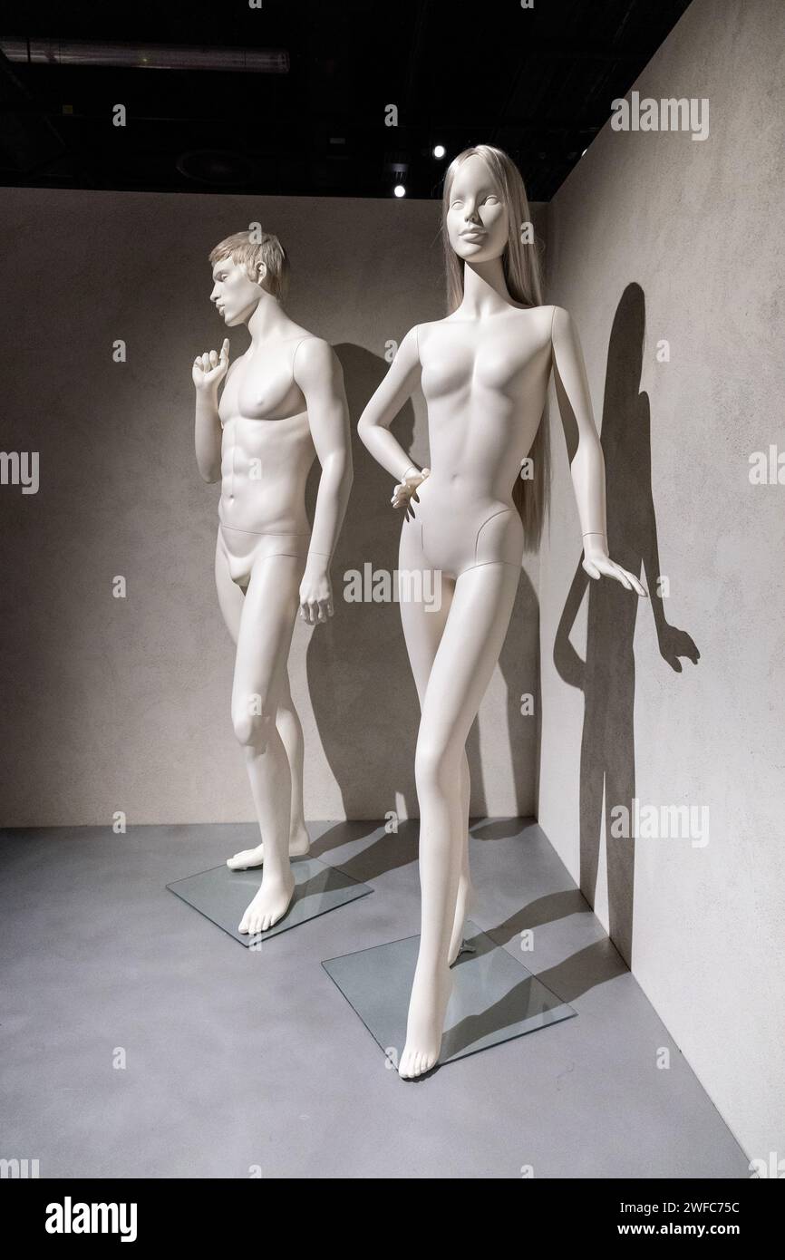 Mannequins Lifesize Barbie et Oriol par Adel Rootstein (2009), exposition Cult of Beauty, Wellcome Collection, Londres, Angleterre Banque D'Images