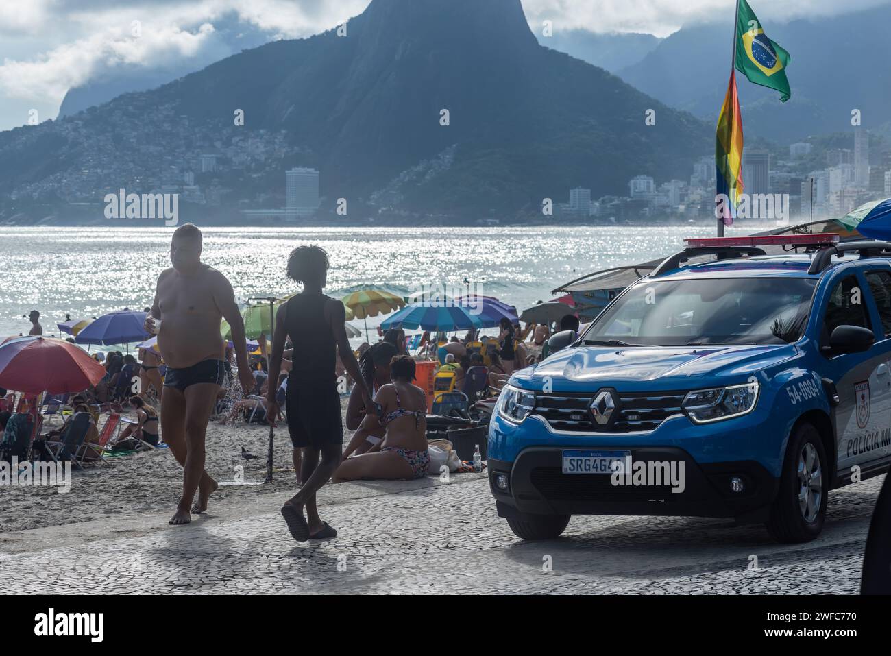 Rio de Janeiro, Brésil - 29 janvier 2024 : une voiture de police brésilienne traverse le front de mer animé d'Ipanema à Rio de Janeiro Banque D'Images