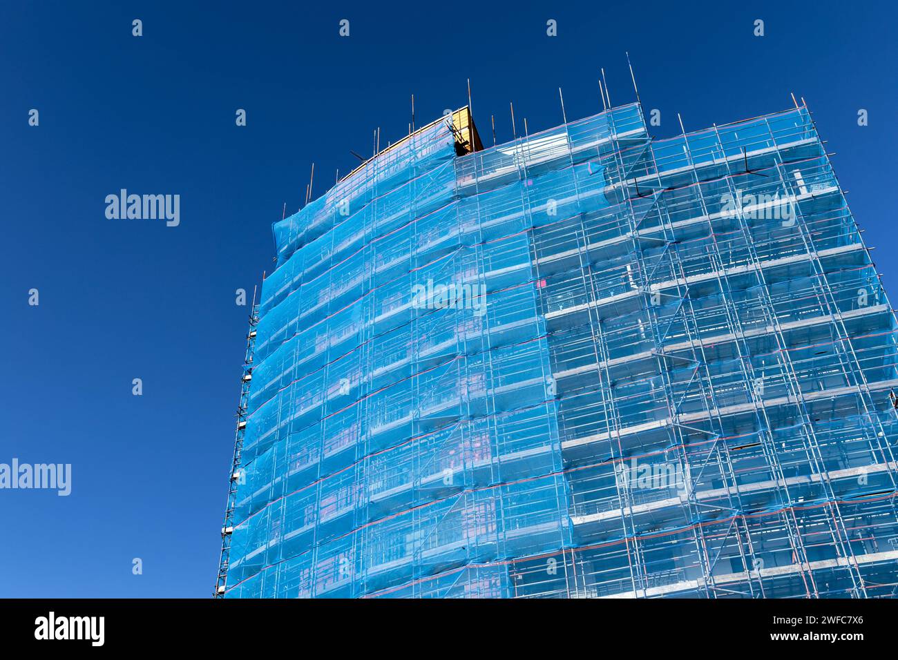 Échafaudage mis en place pour les travaux de réhabilitation de revêtement à Ibex House dans le Maryland, Londres, Angleterre Banque D'Images