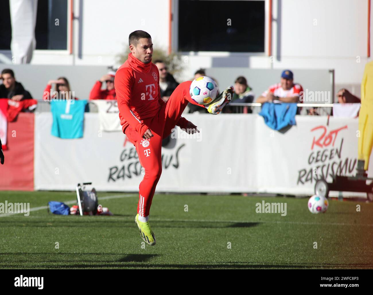 München, Deutschland 30. Janvier 2024 : Fussball, Herren, saison 2023/2024, FC Bayern München, Säbener Strasse, Trainingsgelände, entraînement, öffentliches entraînement Raphael Guerreiro (FC Bayern München) sprint à einen ball, Ballannahme Banque D'Images