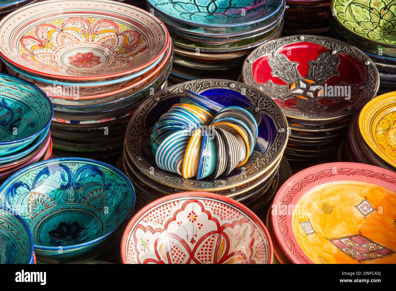 Afrique du Nord Maroc Marrakech Marrakech Marrakech souk de la médina marocaine exposition de souvenirs colorés plaques en céramique peintes bols à vendre sur le marché Banque D'Images