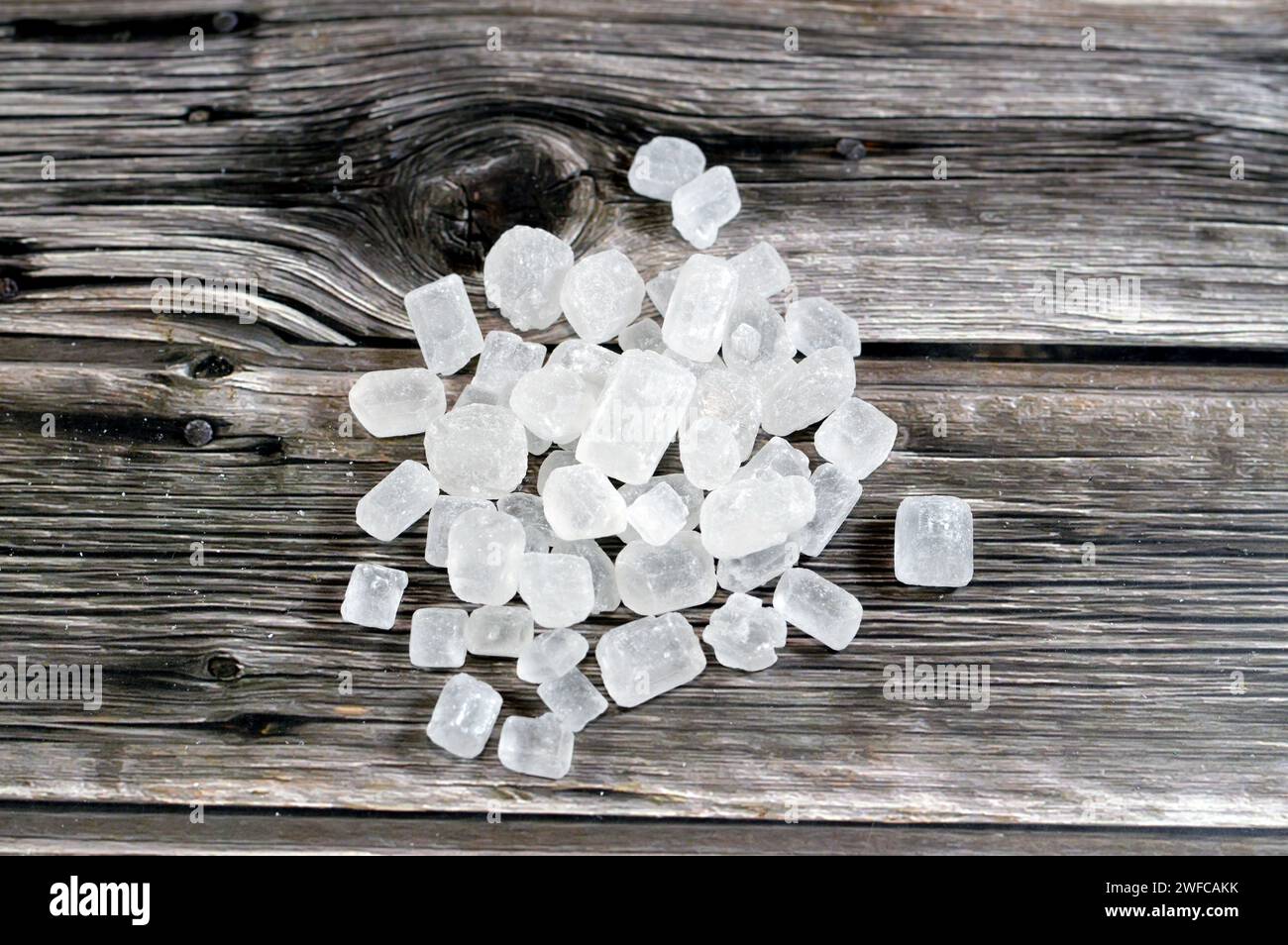 Pile de morceaux de sucre de cristal de roche, un type de confiserie composée de cristaux de sucre relativement grands, Misri ou morceaux de sucre cristallisé, confiserie Banque D'Images