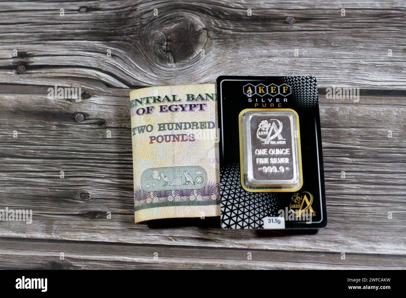 Le Caire, Egypte, janvier 25 2024 : Livres égyptiennes argent et Akef pure fine once d'argent 1 OZ 31,1 grammes bar, investissement en argent, taux de change, infl Banque D'Images