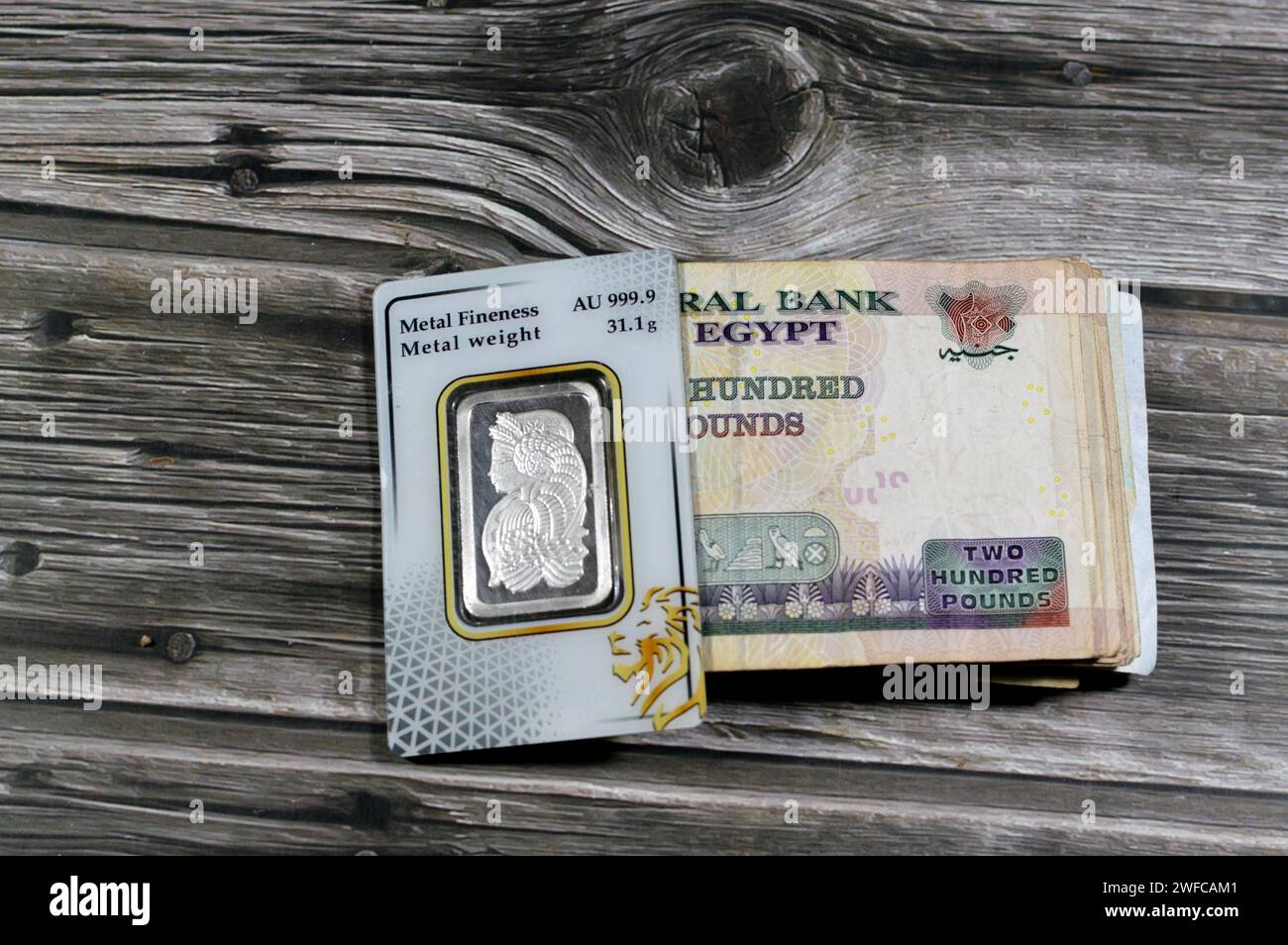 Le Caire, Egypte, janvier 25 2024 : Livres égyptiennes argent et Akef pure fine once d'argent 1 OZ 31,1 grammes bar, investissement en argent, taux de change, infl Banque D'Images
