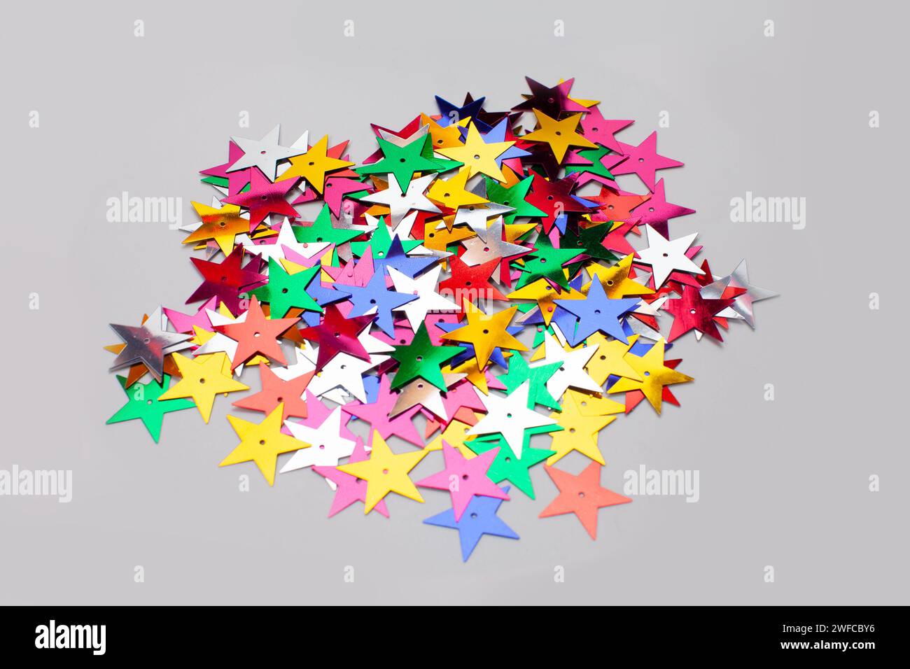 confettis en forme d'étoile isolés sur la surface grise Banque D'Images