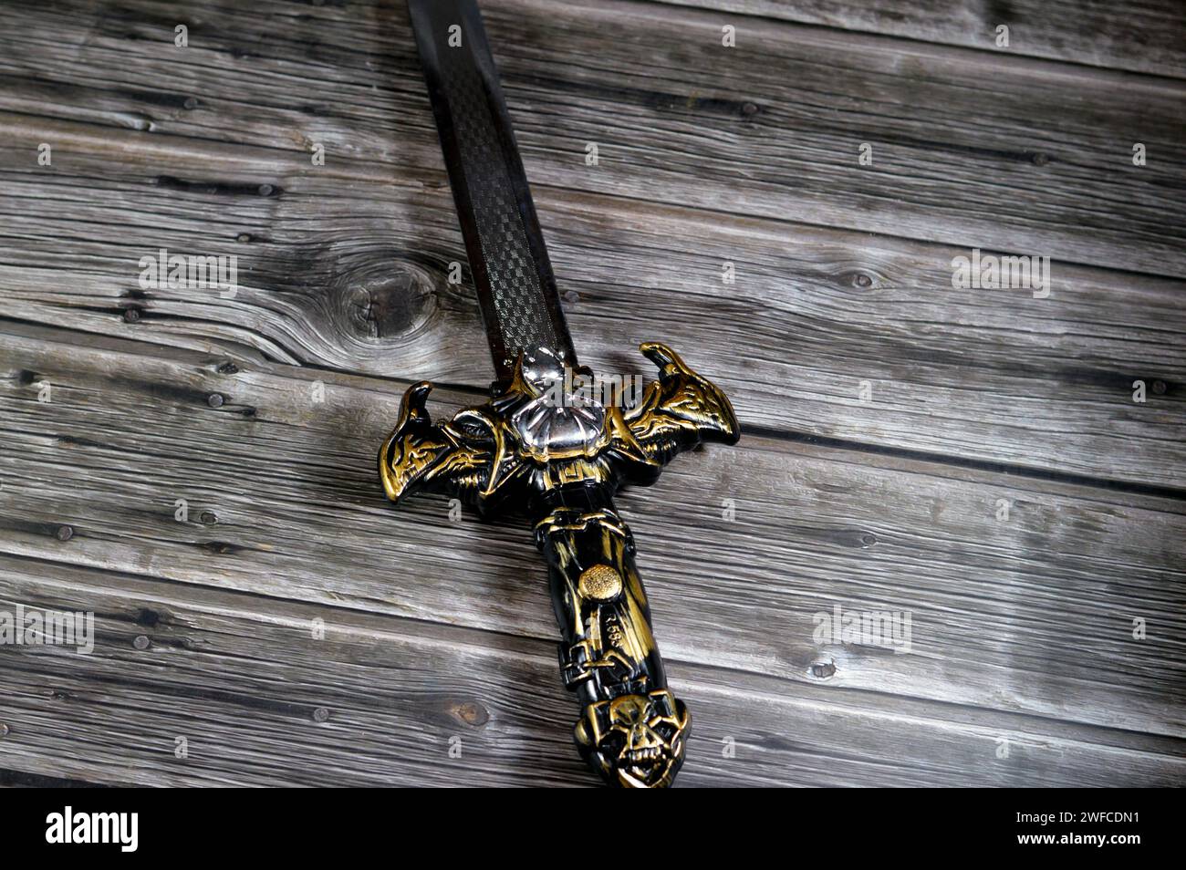 Jeu jouet d'épée en plastique pour enfants, une épée est une arme à lame tranchante destinée à la coupe manuelle ou à la poussée. Sa lame, plus longue qu'un couteau ou Banque D'Images