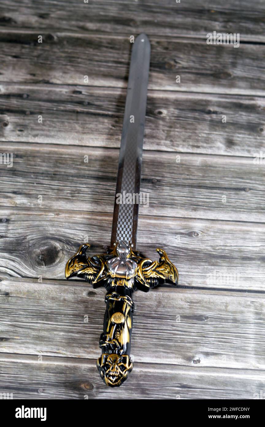 Jeu jouet d'épée en plastique pour enfants, une épée est une arme à lame tranchante destinée à la coupe manuelle ou à la poussée. Sa lame, plus longue qu'un couteau ou Banque D'Images