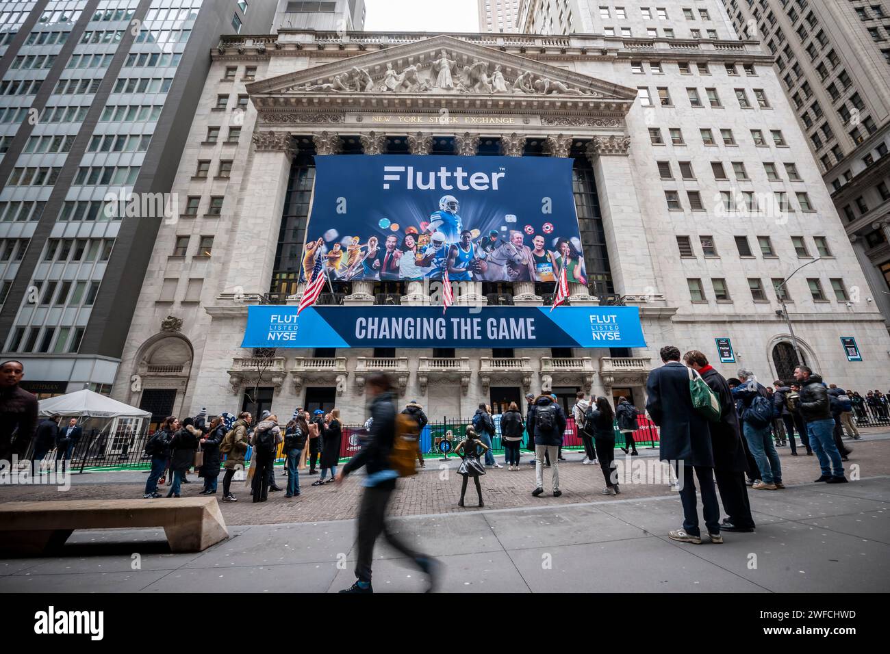 La façade de la Bourse de New York est décorée le lundi 29 janvier 2024 pour célébrer la cotation de Flutter Entertainment. La société basée en Irlande, anciennement Paddy Power Betfair plc, est le propriétaire d'un certain nombre de marques de jeux en ligne, dont FanDuel aux États-Unis (© Richard B. Levine) Banque D'Images