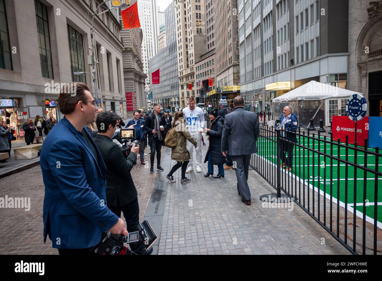 L’ancien joueur de football américain Rob Gronkowski, connu sous le nom de « Gronk » accueille les fans et les passants devant la Bourse de New York le lundi 29 janvier 2024 pour promouvoir la liste de Flutter Entertainment. La société basée en Irlande, anciennement Paddy Power Betfair plc, est le propriétaire d'un certain nombre de marques de jeux en ligne, dont FanDuel aux États-Unis (© Richard B. Levine) Banque D'Images