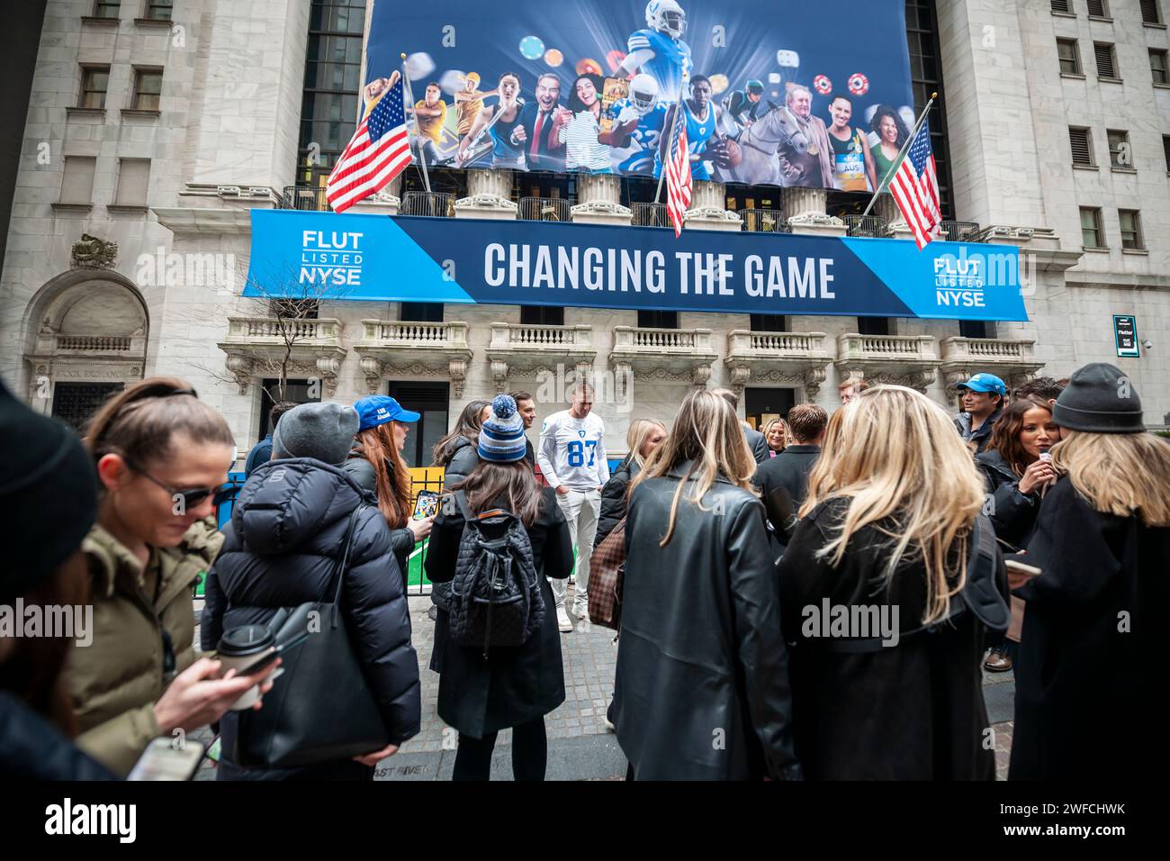 L’ancien joueur de football américain Rob Gronkowski, connu sous le nom de « Gronk » accueille les fans et les passants devant la Bourse de New York le lundi 29 janvier 2024 pour promouvoir la liste de Flutter Entertainment. La société basée en Irlande, anciennement Paddy Power Betfair plc, est le propriétaire d'un certain nombre de marques de jeux en ligne, dont FanDuel aux États-Unis (© Richard B. Levine) Banque D'Images