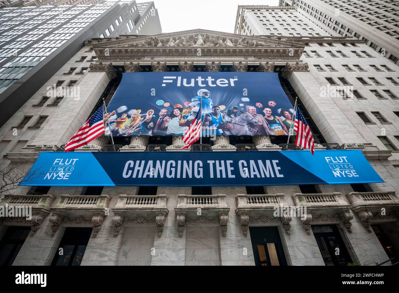 La façade de la Bourse de New York est décorée le lundi 29 janvier 2024 pour célébrer la cotation de Flutter Entertainment. La société basée en Irlande, anciennement Paddy Power Betfair plc, est le propriétaire d'un certain nombre de marques de jeux en ligne, dont FanDuel aux États-Unis (© Richard B. Levine) Banque D'Images