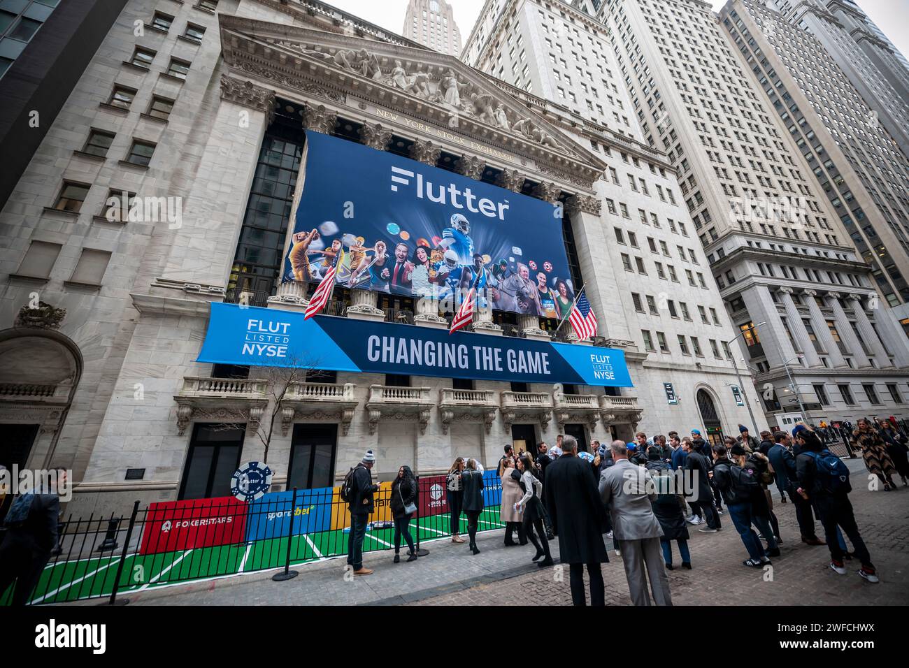 La façade de la Bourse de New York est décorée le lundi 29 janvier 2024 pour célébrer la cotation de Flutter Entertainment. La société basée en Irlande, anciennement Paddy Power Betfair plc, est le propriétaire d'un certain nombre de marques de jeux en ligne, dont FanDuel aux États-Unis (© Richard B. Levine) Banque D'Images