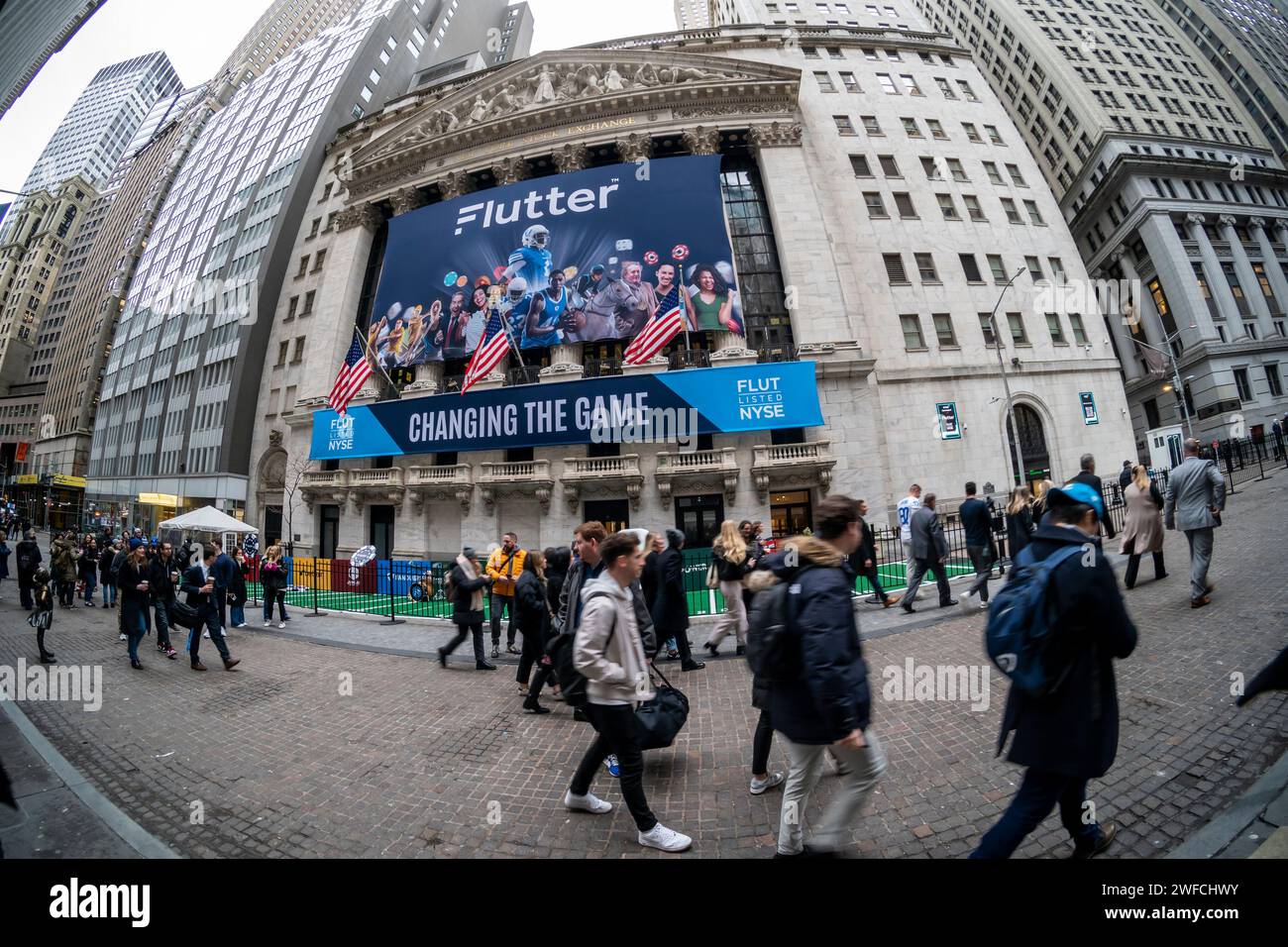 La façade de la Bourse de New York est décorée le lundi 29 janvier 2024 pour célébrer la cotation de Flutter Entertainment. La société basée en Irlande, anciennement Paddy Power Betfair plc, est le propriétaire d'un certain nombre de marques de jeux en ligne, dont FanDuel aux États-Unis (© Richard B. Levine) Banque D'Images