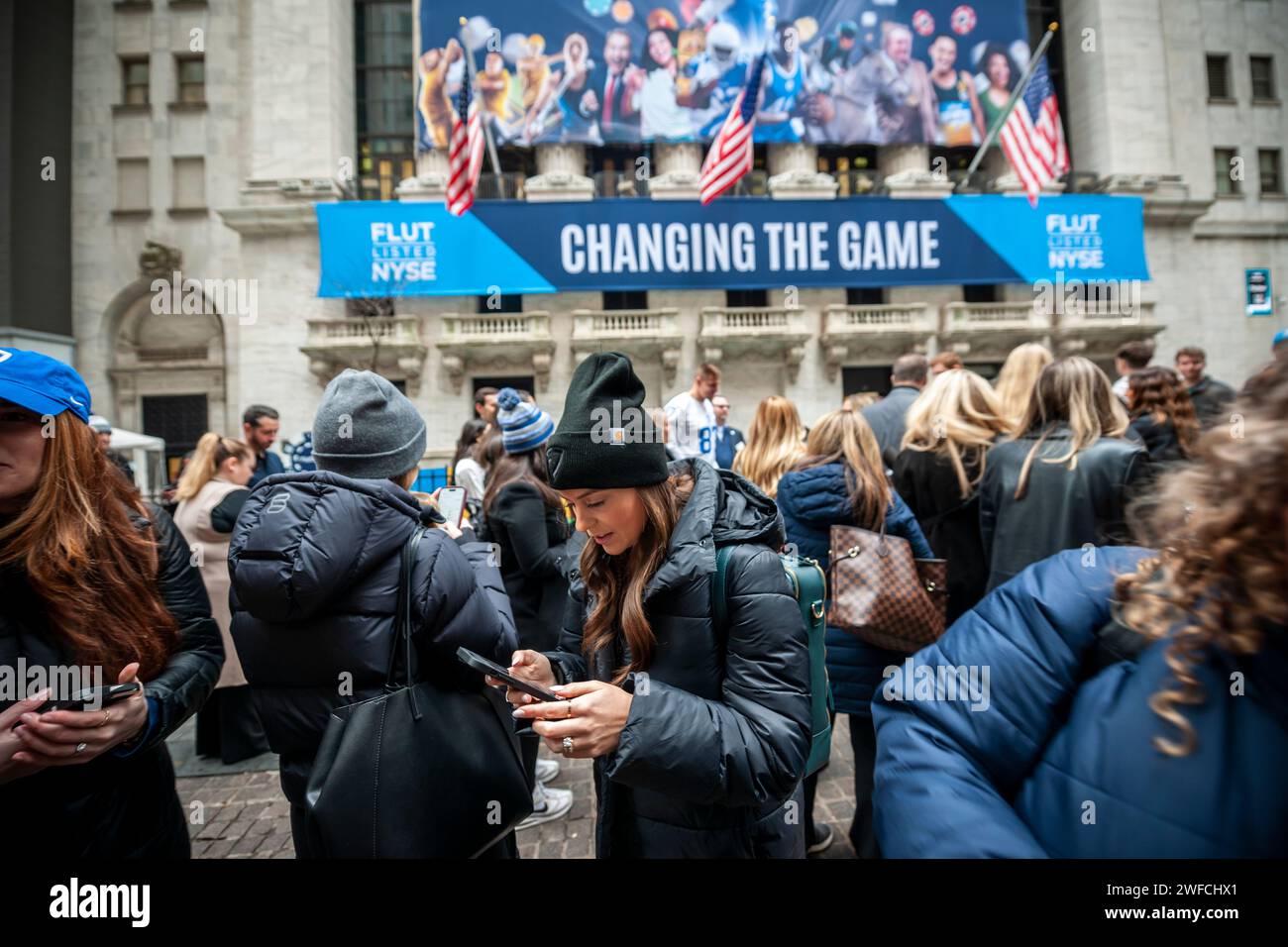 L’ancien joueur de football américain Rob Gronkowski, connu sous le nom de « Gronk » accueille les fans et les passants devant la Bourse de New York le lundi 29 janvier 2024 pour promouvoir la liste de Flutter Entertainment. La société basée en Irlande, anciennement Paddy Power Betfair plc, est le propriétaire d'un certain nombre de marques de jeux en ligne, dont FanDuel aux États-Unis (© Richard B. Levine) Banque D'Images