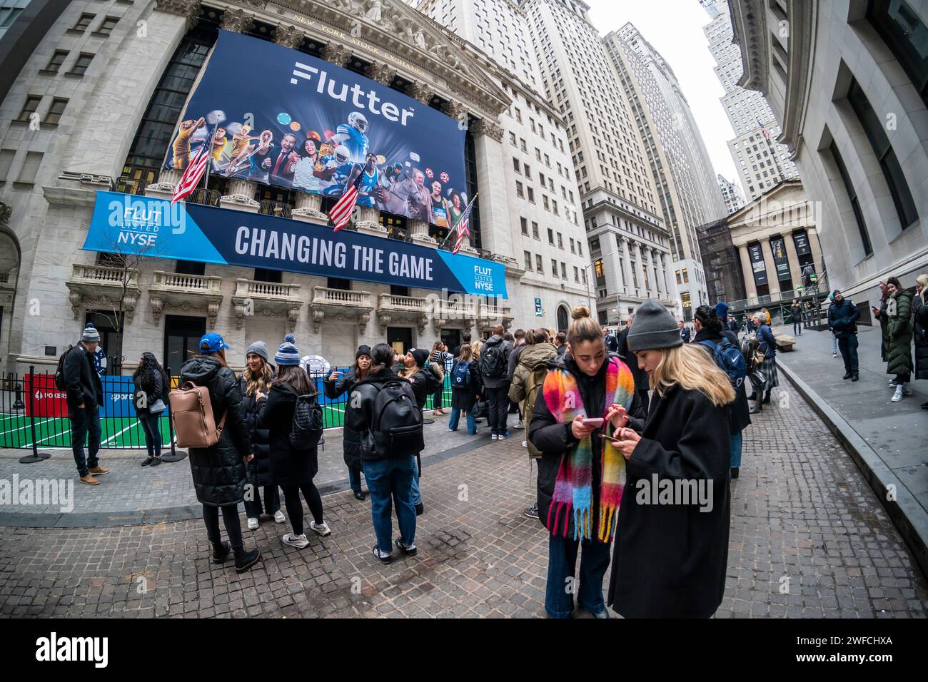 La façade de la Bourse de New York est décorée le lundi 29 janvier 2024 pour célébrer la cotation de Flutter Entertainment. La société basée en Irlande, anciennement Paddy Power Betfair plc, est le propriétaire d'un certain nombre de marques de jeux en ligne, dont FanDuel aux États-Unis (© Richard B. Levine) Banque D'Images