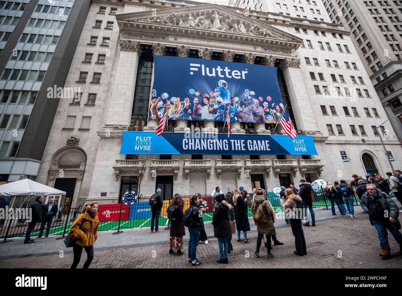 La façade de la Bourse de New York est décorée le lundi 29 janvier 2024 pour célébrer la cotation de Flutter Entertainment. La société basée en Irlande, anciennement Paddy Power Betfair plc, est le propriétaire d'un certain nombre de marques de jeux en ligne, dont FanDuel aux États-Unis (© Richard B. Levine) Banque D'Images