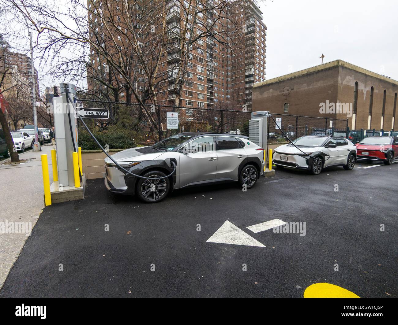 Les conducteurs de livrée chargent leurs véhicules à une nouvelle borne de recharge de véhicules électriques Chargepoint à Chelsea à New York le jeudi 25 janvier 2024. (© Richard B. Levine) Banque D'Images