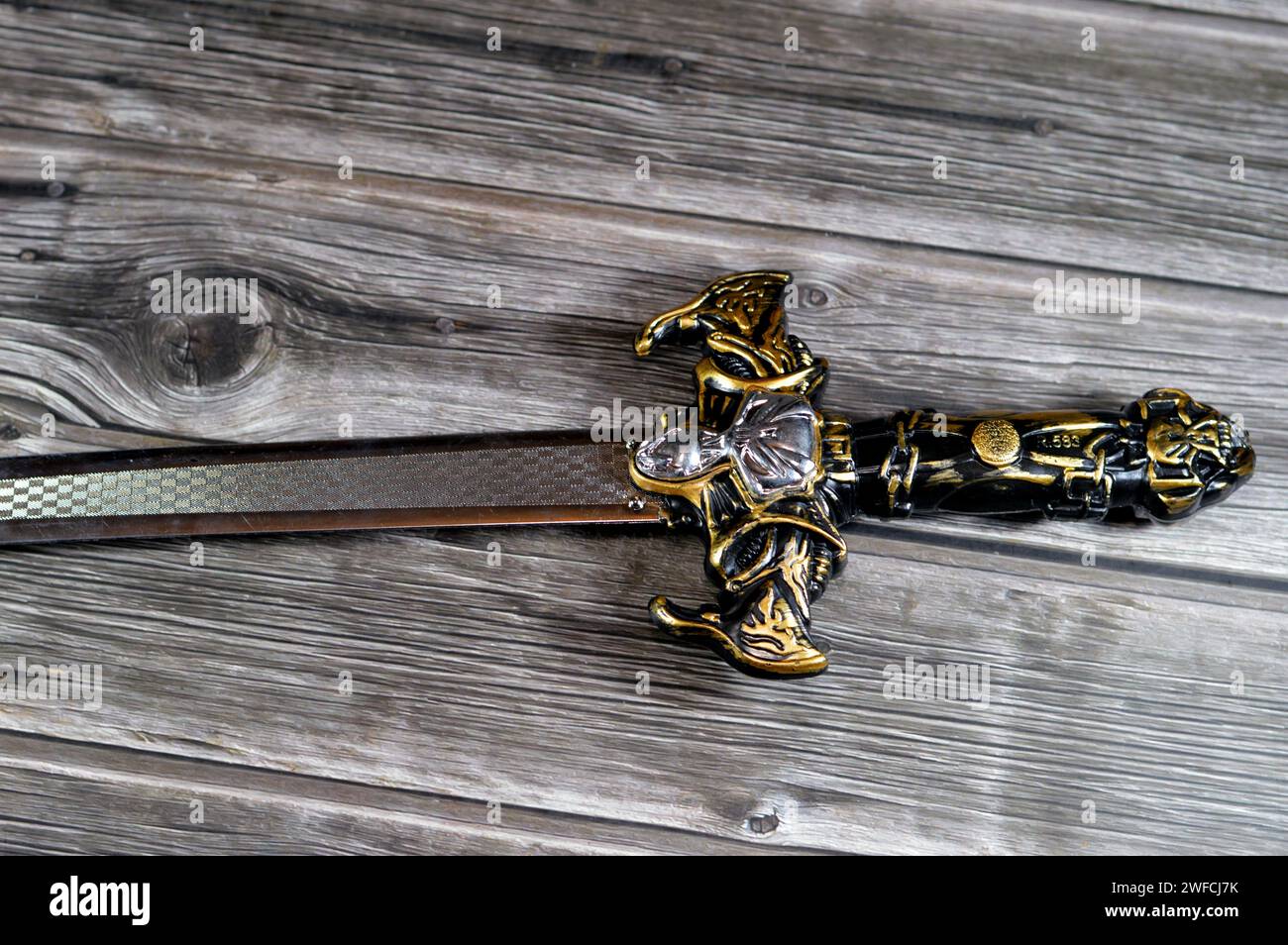 Jeu jouet d'épée en plastique pour enfants, une épée est une arme à lame tranchante destinée à la coupe manuelle ou à la poussée. Sa lame, plus longue qu'un couteau ou Banque D'Images