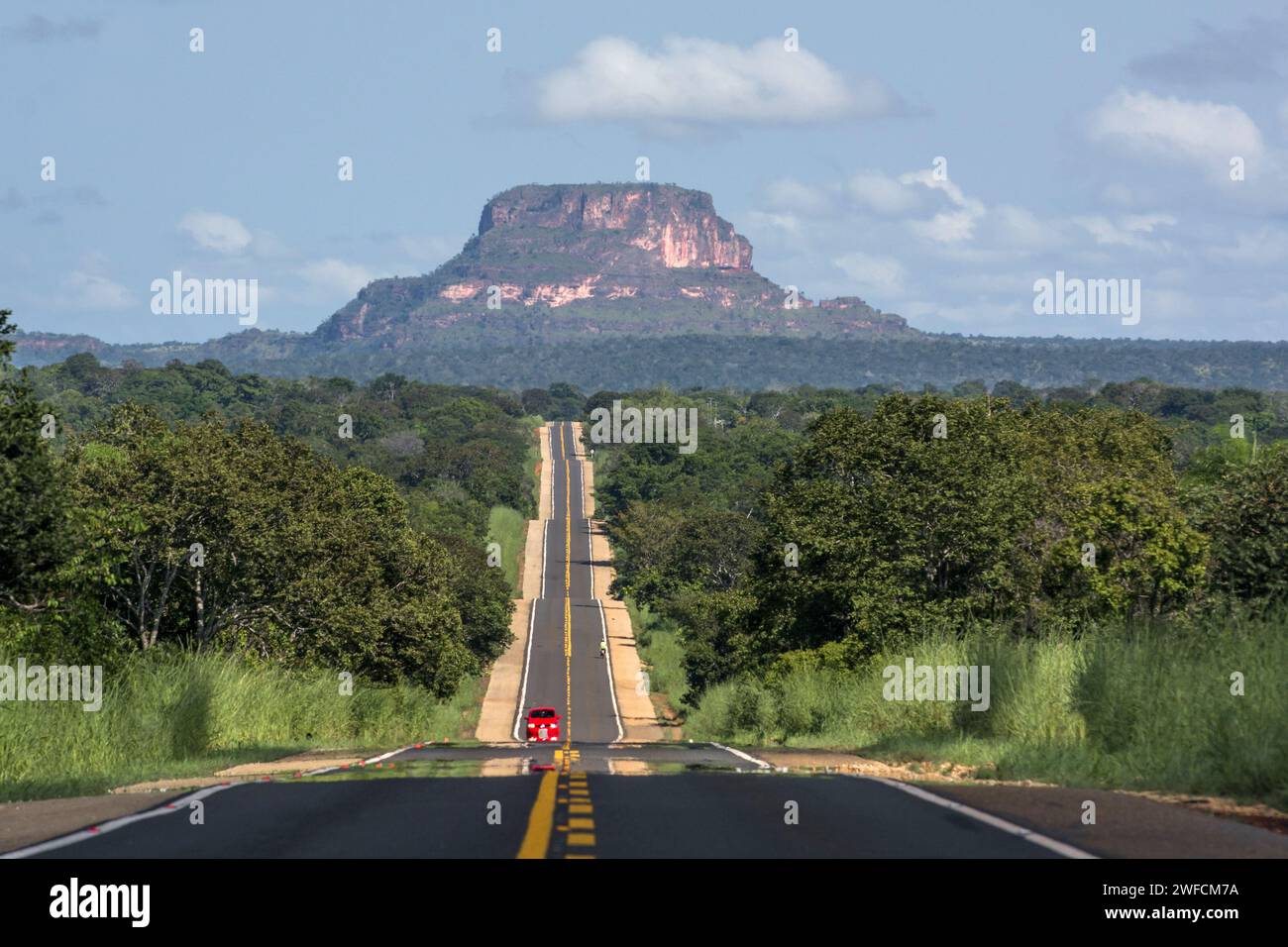 Véhicules circulant sur la route BR-230 Transamazon - formation dans la région de Chapada das Mesas Banque D'Images