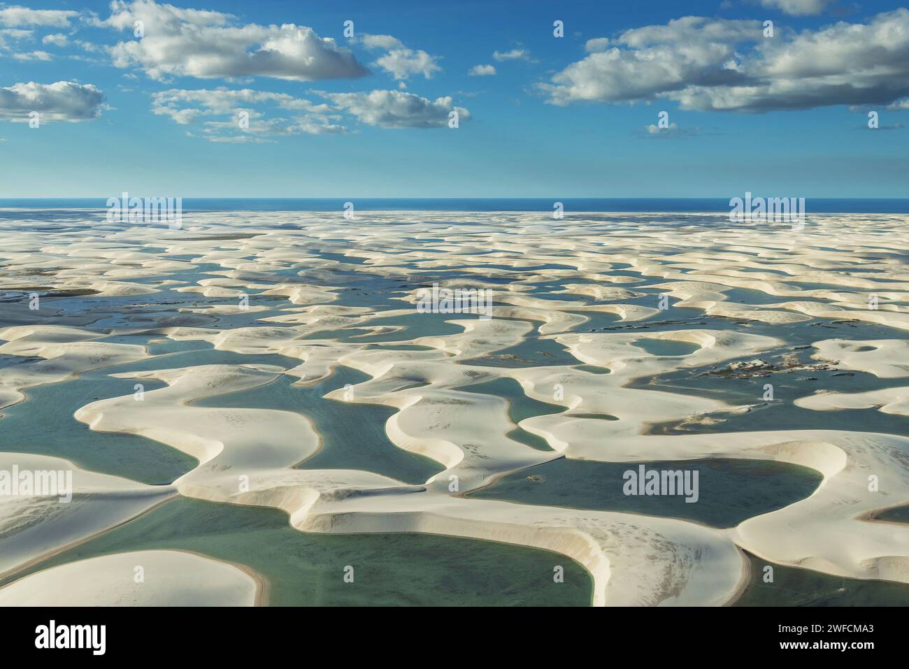 Vue aérienne des lagunes et des dunes dans le parc national de Len est Maranhenses Banque D'Images