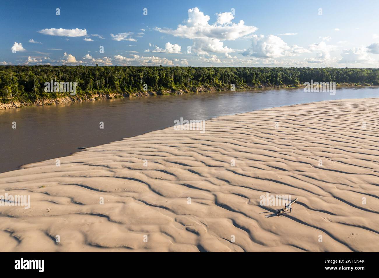 Vista de drone de marcas formadas pelo vento na praia fluvial do Rio Juruá - RESEX Reserva Extrativista do médio Juruá - Banque D'Images