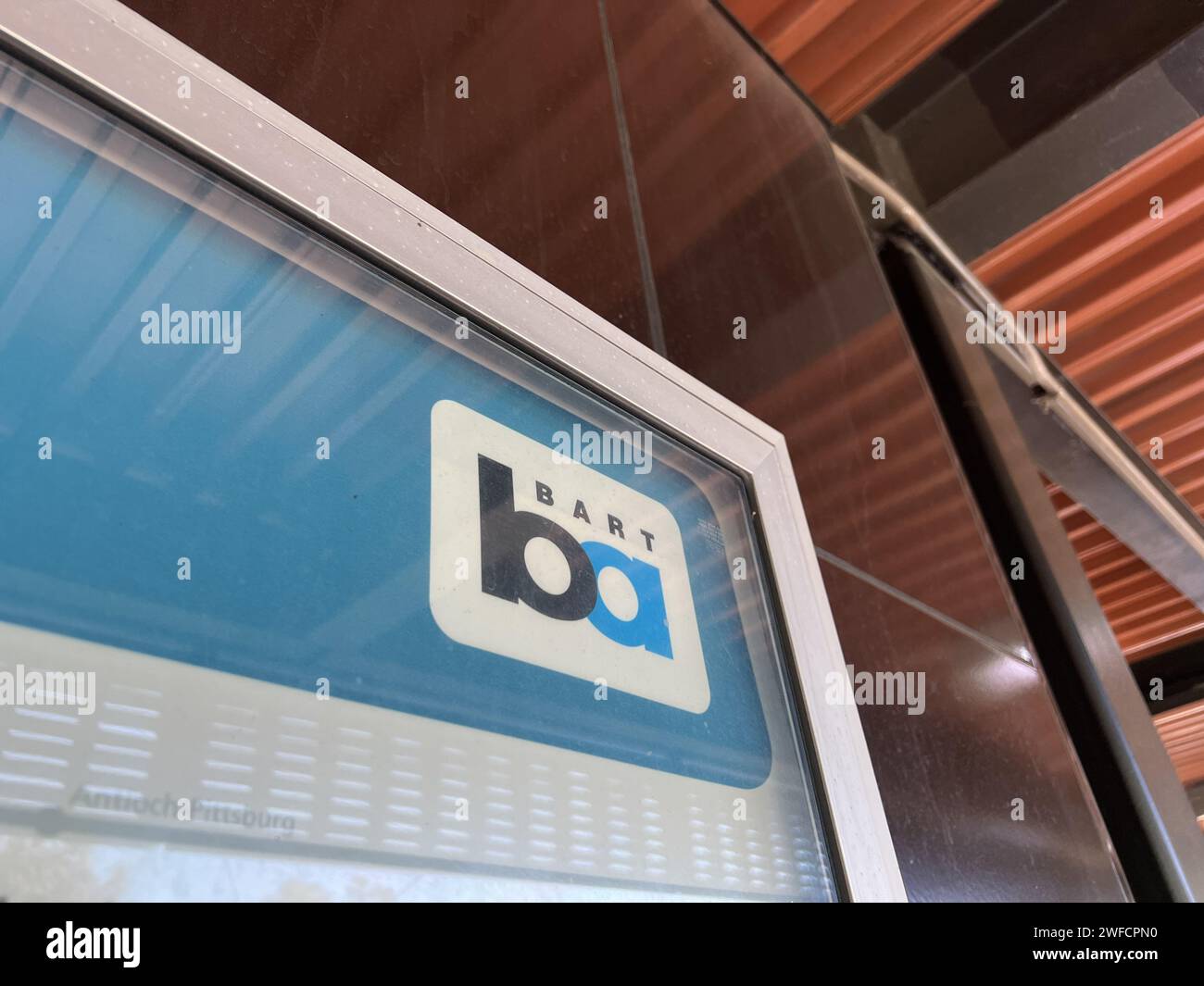 Panneau Bay Area Rapid Transit (BART) à l'entrée d'une gare, avec un accent sur le logo, Lafayette, Californie, 17 août 2023. Banque D'Images