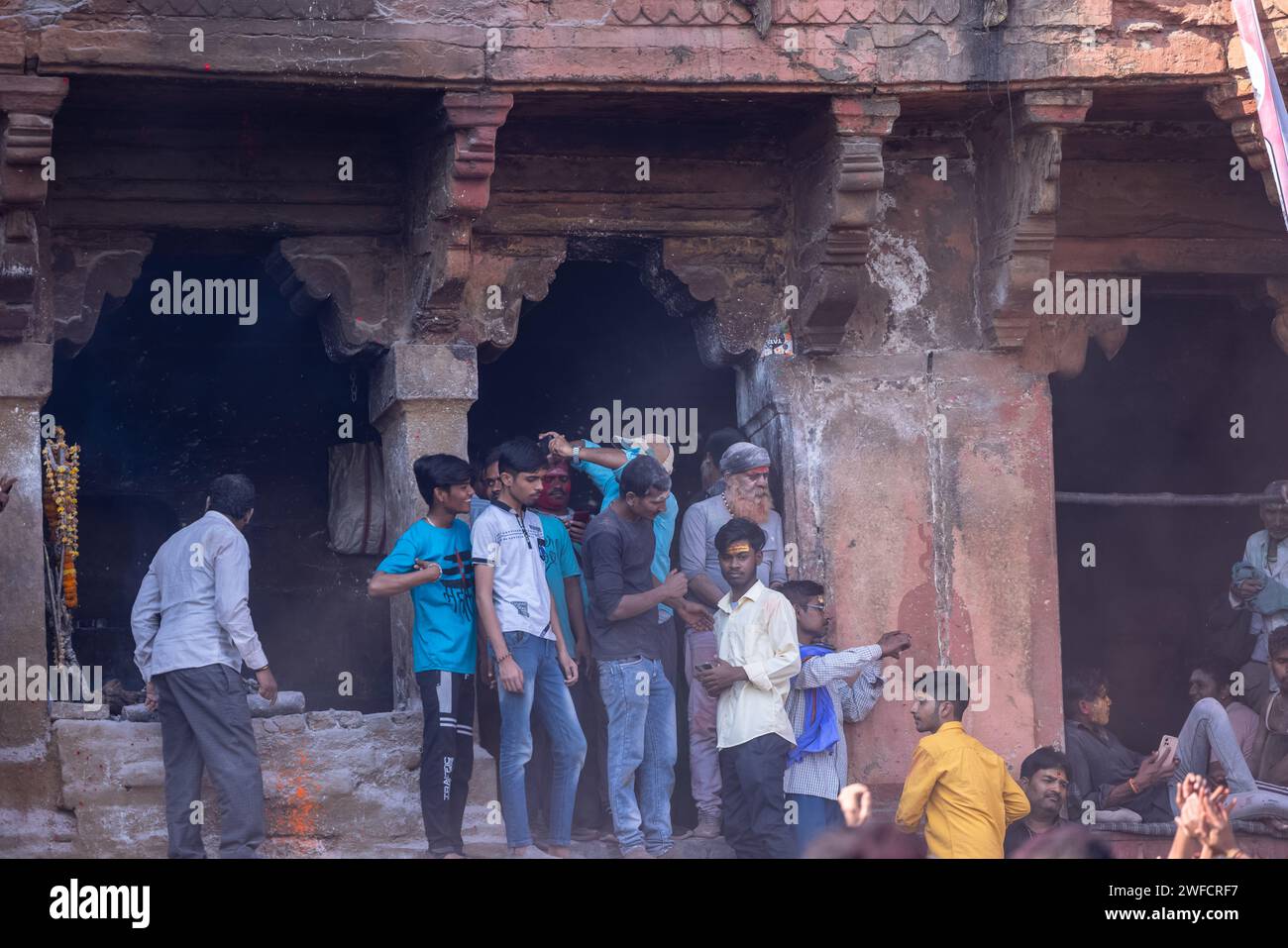 Masan Holi, Groupe de personnes non identifiées célébrant la fête de Holi au manikarnika ghat avec des couleurs et du plaisir. Masan Holi est célèbre à varanasi. Banque D'Images