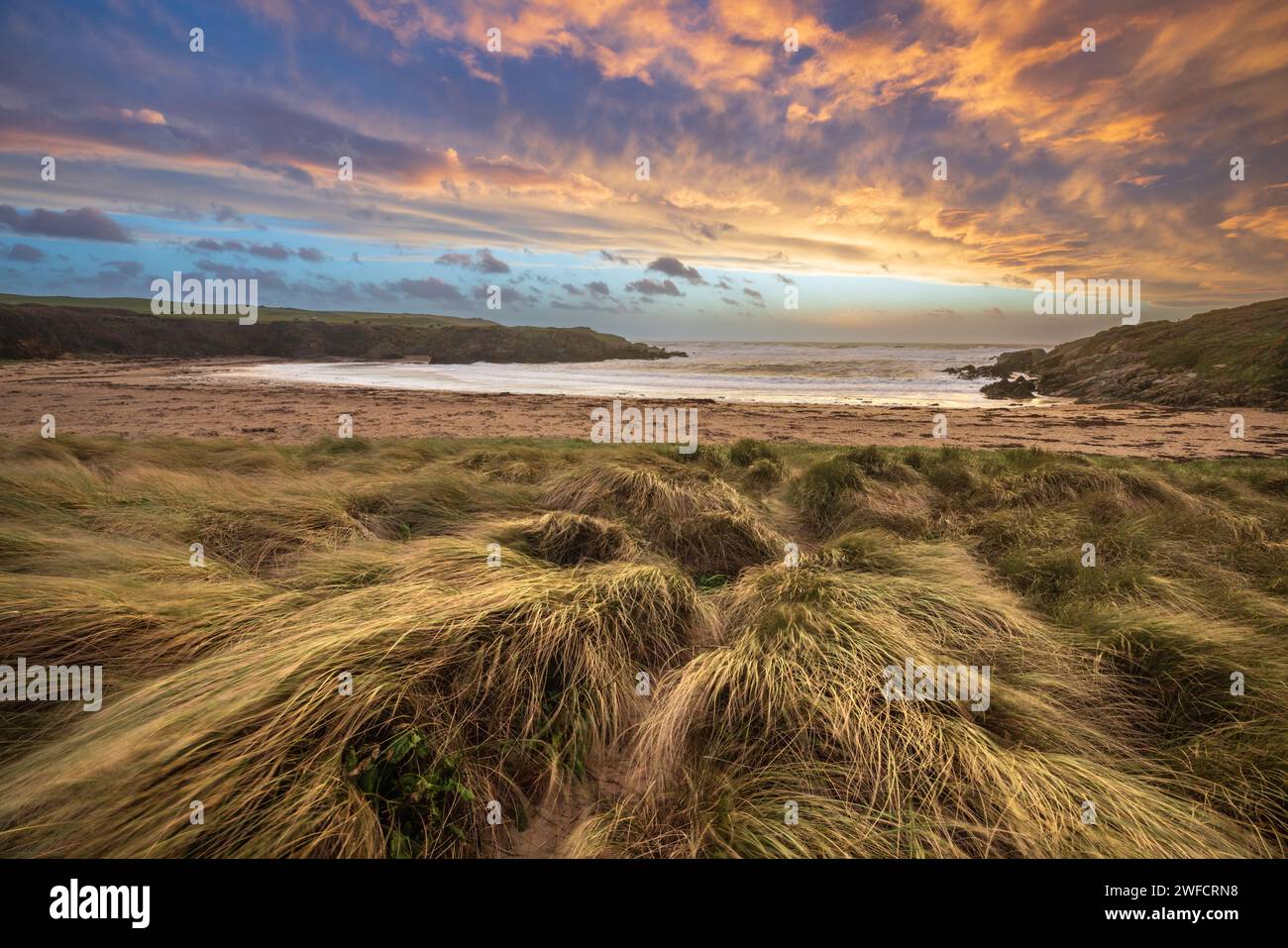 Porth Trecastell (Cable Bay) sur la côte de l'île d'Anglesey au coucher du soleil, au nord du pays de Galles Banque D'Images