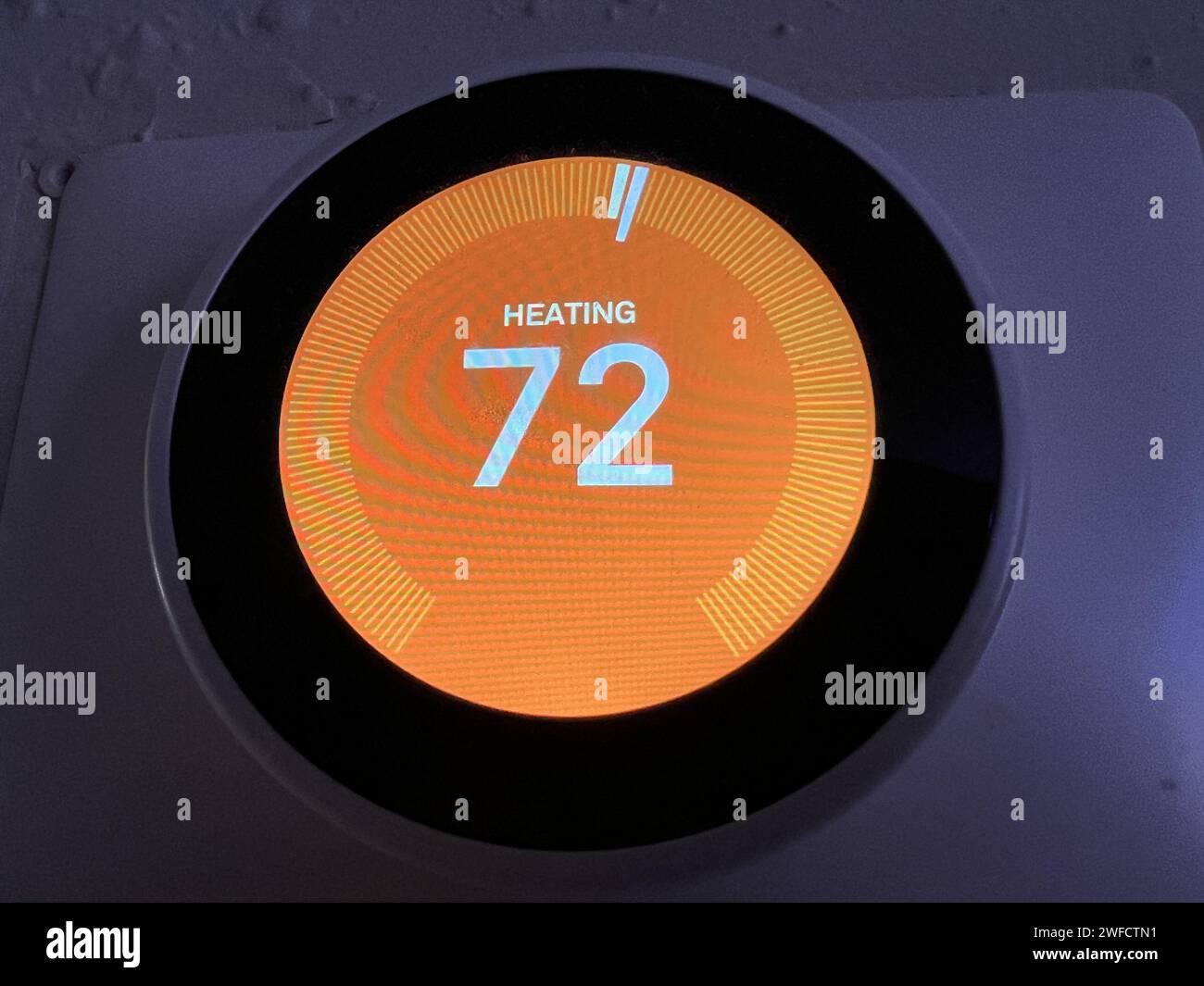 Vue à angle bas d'un thermostat Google Nest Learning indiquant le réglage de la température à 72 degrés F, Lafayette, Californie, 9 janvier 2023. Banque D'Images