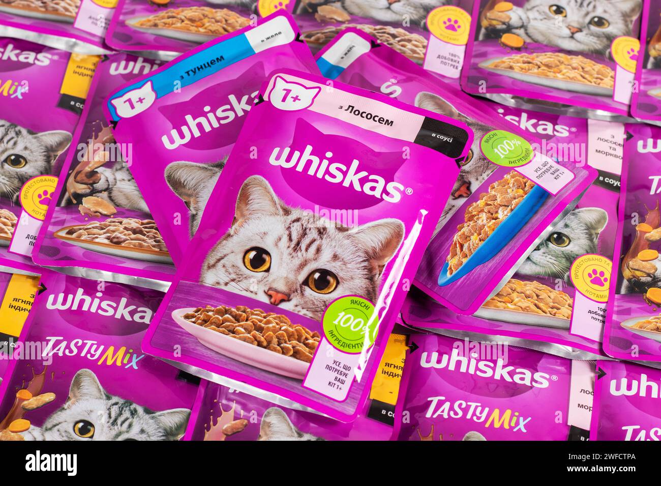 Dnipro, Ukraine - 04 août 2023 : les emballages violets de nourriture pour chats de marque Whiskas se rapprochent. Whiskas est une marque mondiale de nourriture pour chats produite par l'Americ Banque D'Images