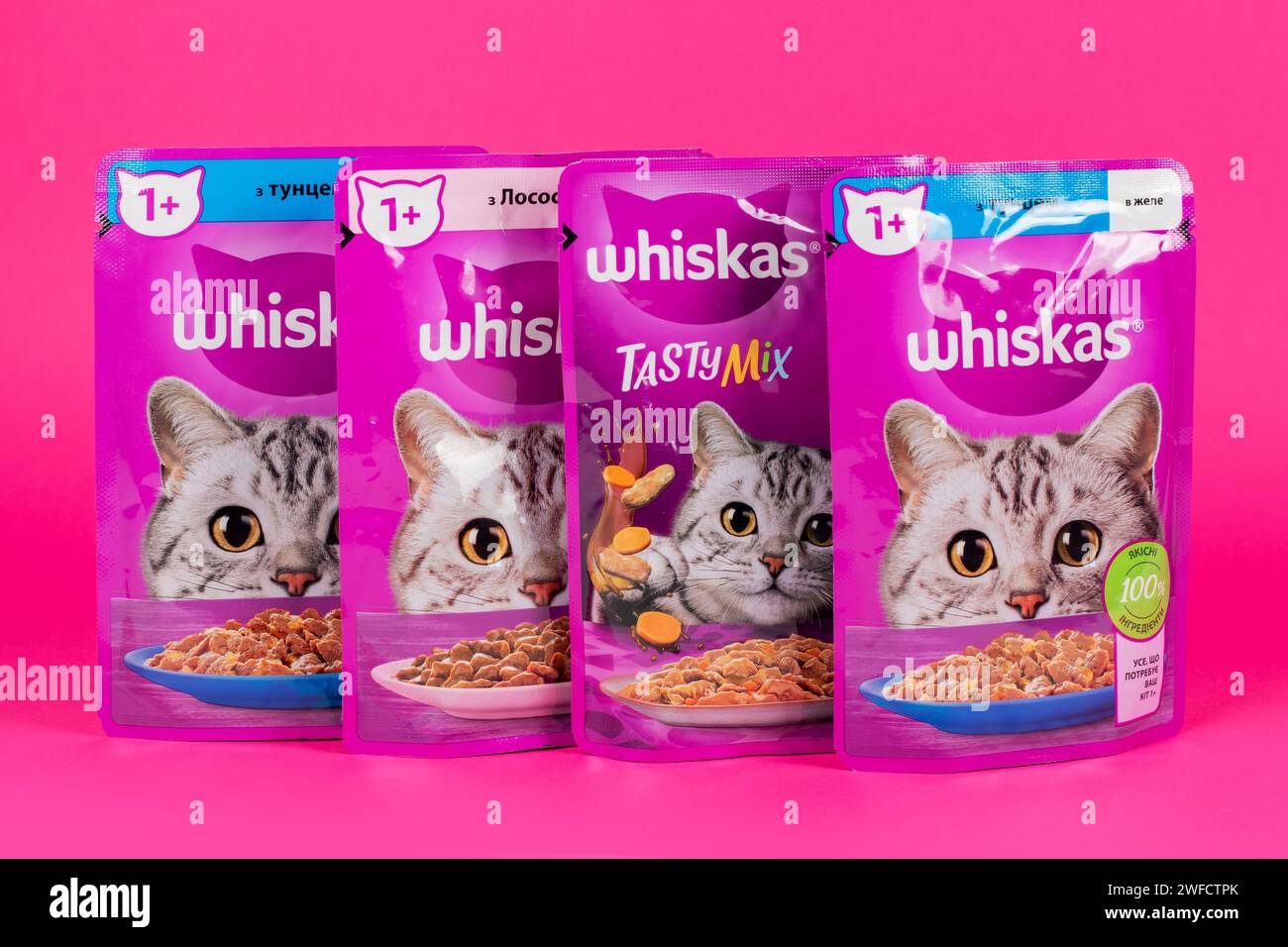 Dnipro, Ukraine - 04 août 2023 : les emballages violets de nourriture pour chats de marque Whiskas se rapprochent. Whiskas est une marque mondiale de nourriture pour chats produite par l'Americ Banque D'Images
