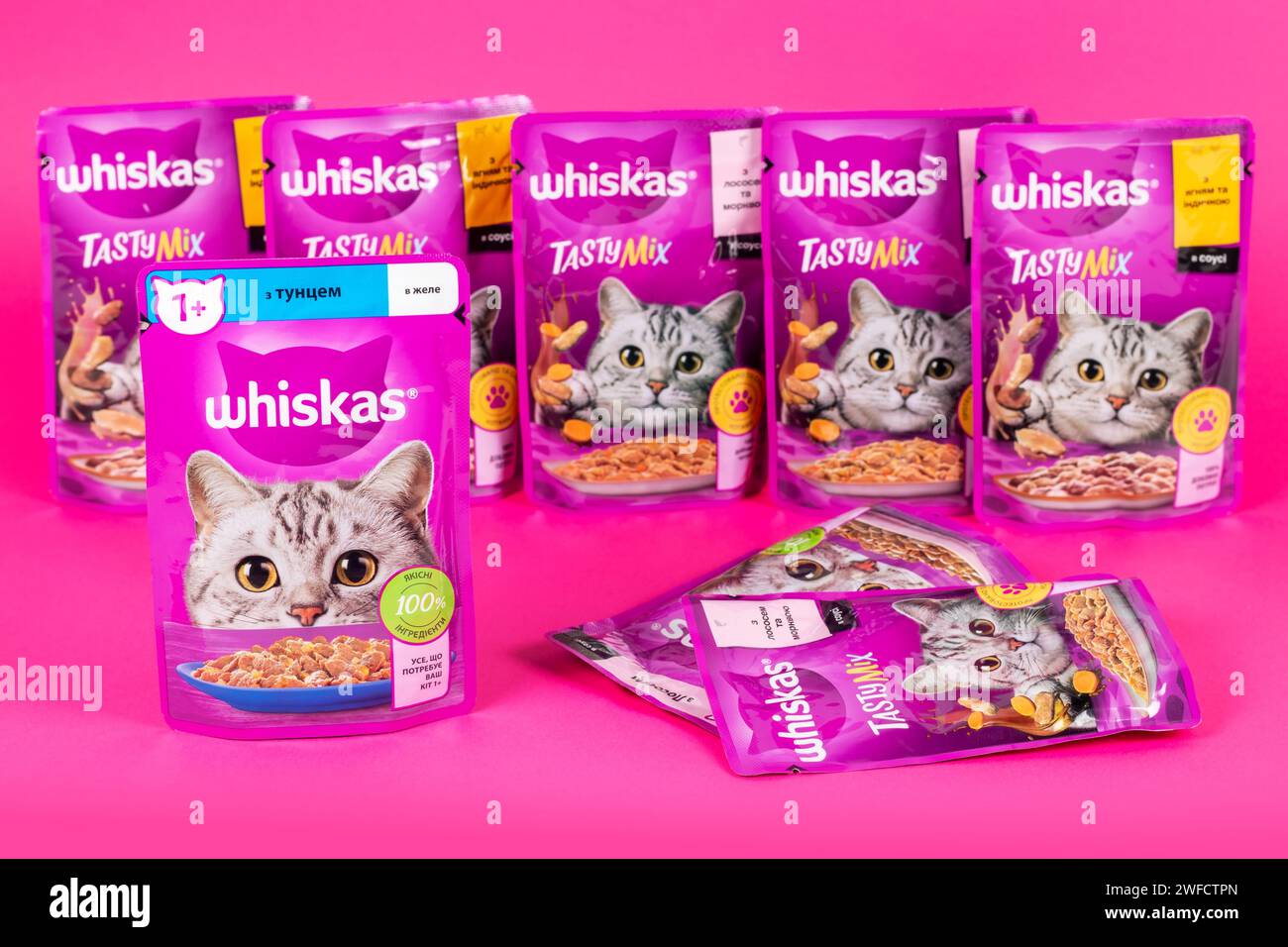 Dnipro, Ukraine - 04 août 2023 : les emballages violets de nourriture pour chats de marque Whiskas se rapprochent. Whiskas est une marque mondiale de nourriture pour chats produite par l'Americ Banque D'Images