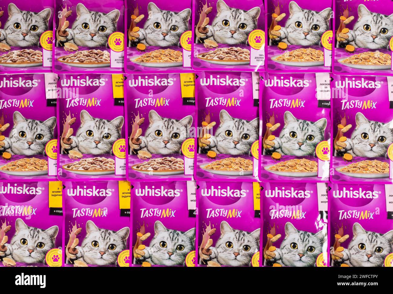 Dnipro, Ukraine - 04 août 2023 : les emballages violets de nourriture pour chats de marque Whiskas se rapprochent. Whiskas est une marque mondiale de nourriture pour chats produite par l'Americ Banque D'Images