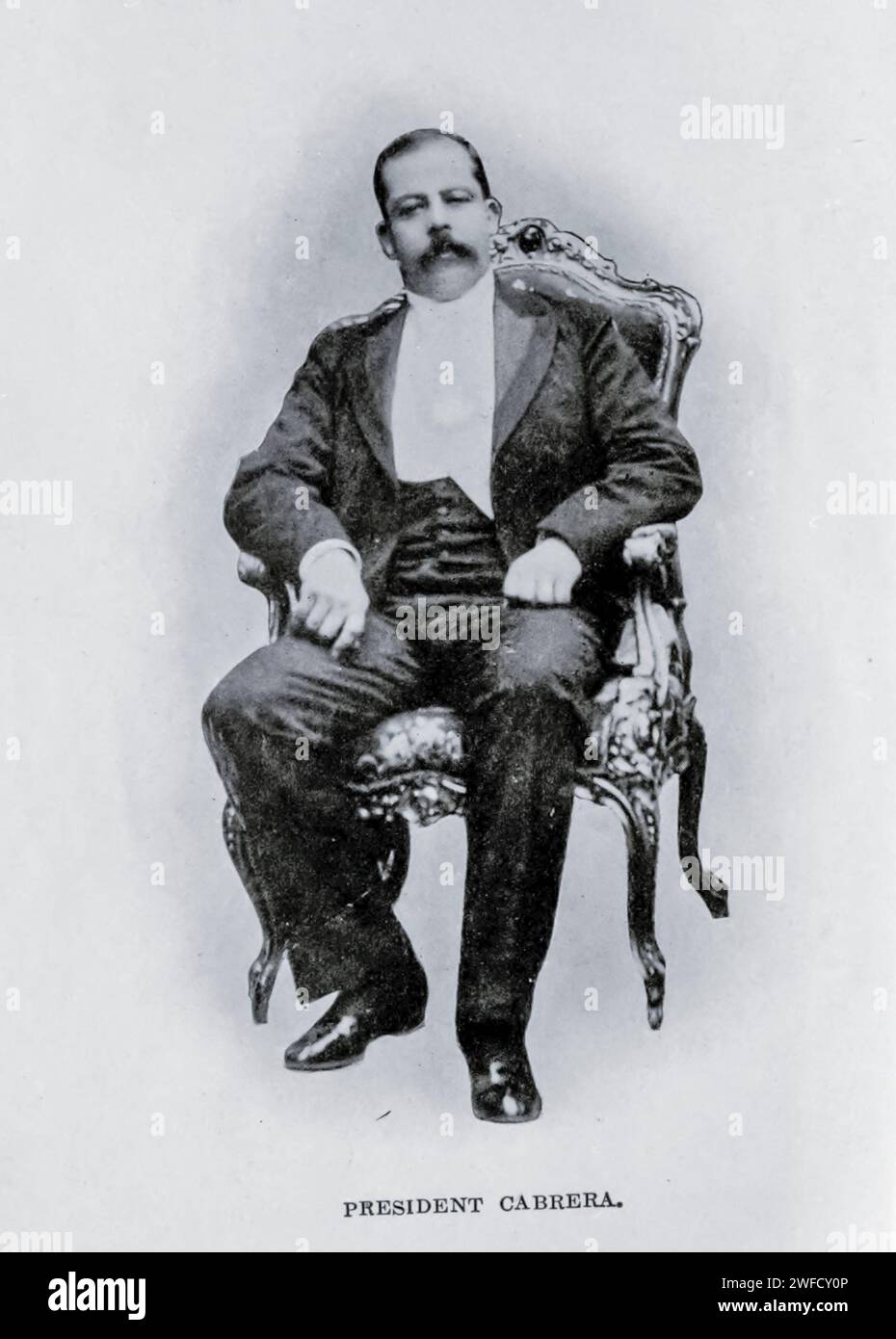 Manuel José Estrada Cabrera (21 novembre 1857 – 24 septembre 1924) est le président du Guatemala de 1898 à 1920. Avocat sans expérience militaire, il était un dictateur qui modernisait l'industrie et les infrastructures de transport du pays, mais seulement en accordant des concessions à la United fruit Company, propriété américaine, dont l'influence sur le gouvernement était profondément impopulaire parmi la population. Estrada Cabrera a utilisé des méthodes de plus en plus brutales pour affirmer son autorité, notamment en brisant les grèves armées, et il a effectivement contrôlé les élections générales. Il a conservé le pouvoir pendant 22 ans Banque D'Images