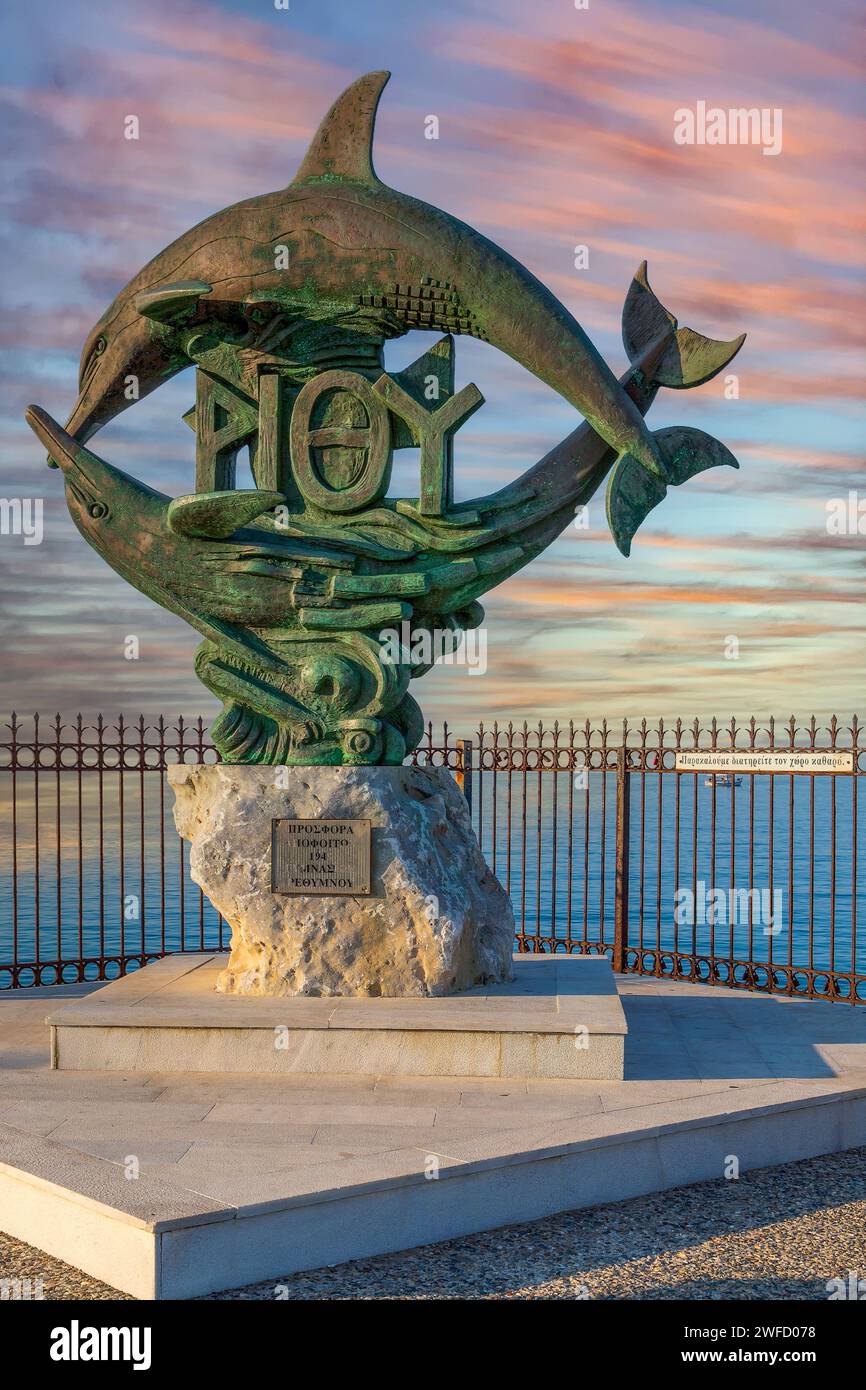 RÉTHYMNON, CRÈTE, GRÈCE - 20 JUIN 2021 : la statue des deux dauphins, située dans Marina Promenade du port de Réthymnon et symbole historique. Banque D'Images