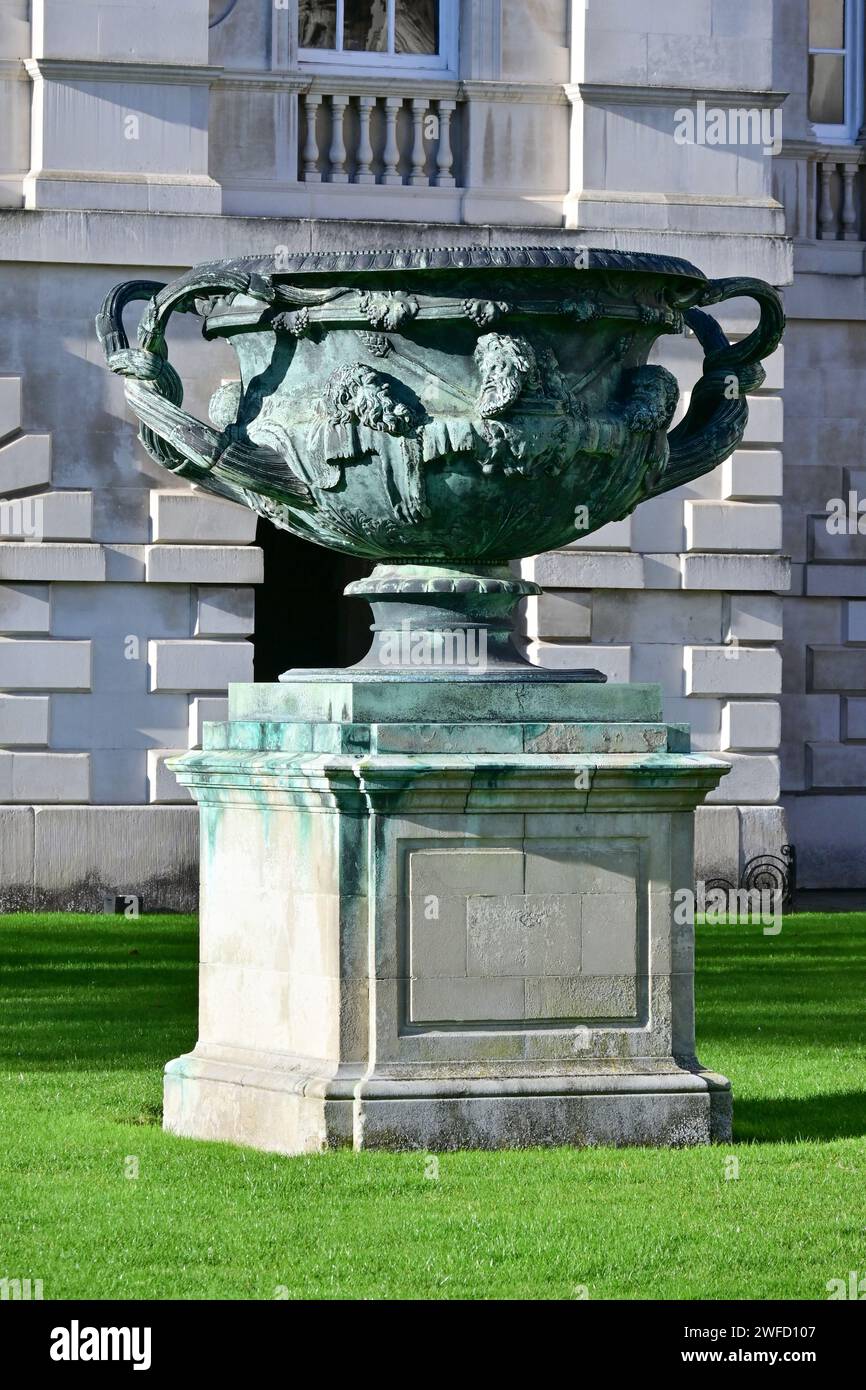 Urne sur Senate House Lawn, Gonville et Caius College vue de King's Parade, Cambridge, Angleterre, Royaume-Uni . Banque D'Images