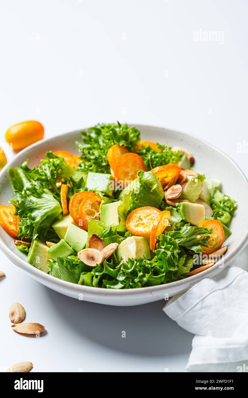 Salade verte kumquat avec avocat et noix. Banque D'Images