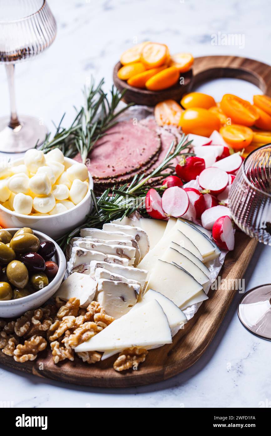 Plateau de fromages avec viande, snacks, légumes et noix. Banque D'Images