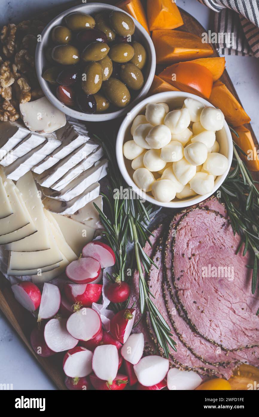Plateau de fromages avec viande, snacks, légumes et noix, vue de dessus. Banque D'Images